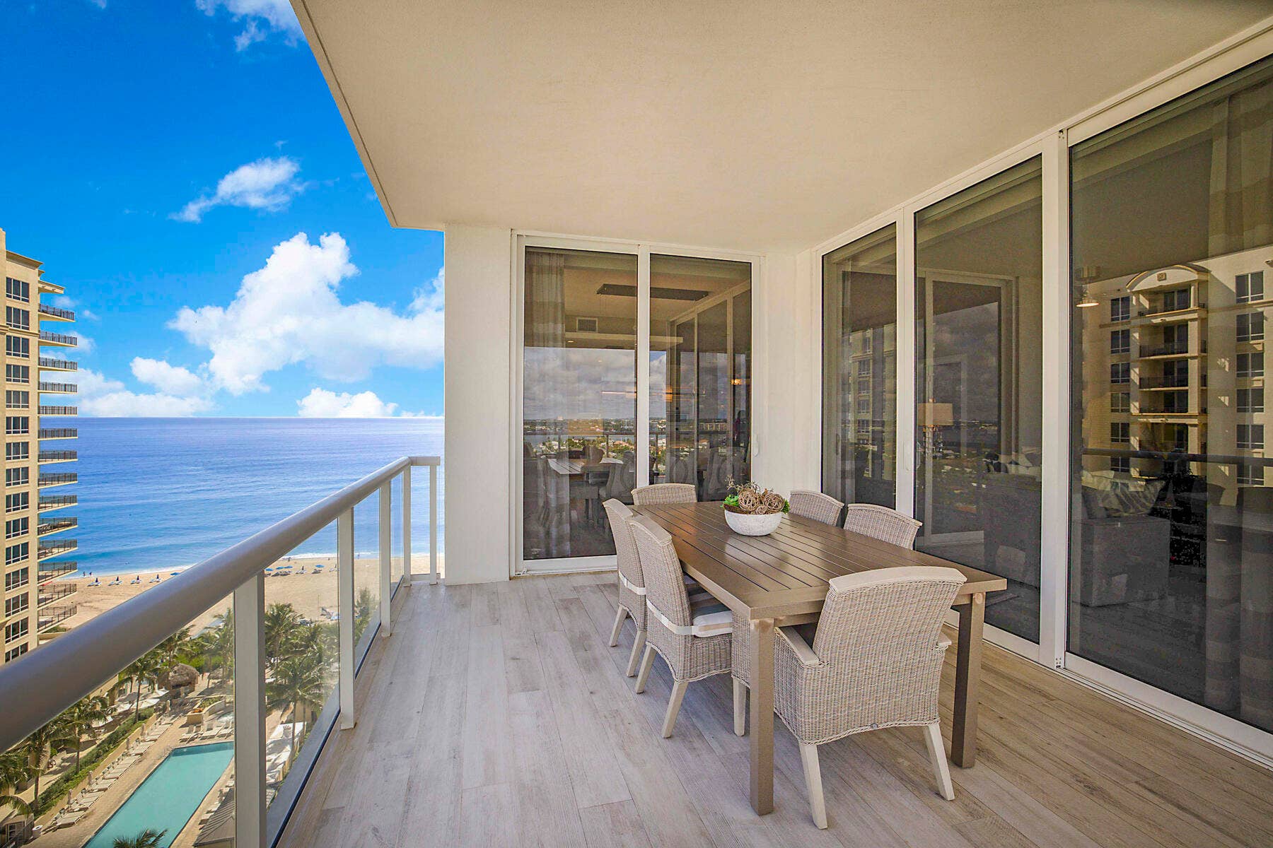 EXTRA LARGE - WRAPAROUND BALCONY