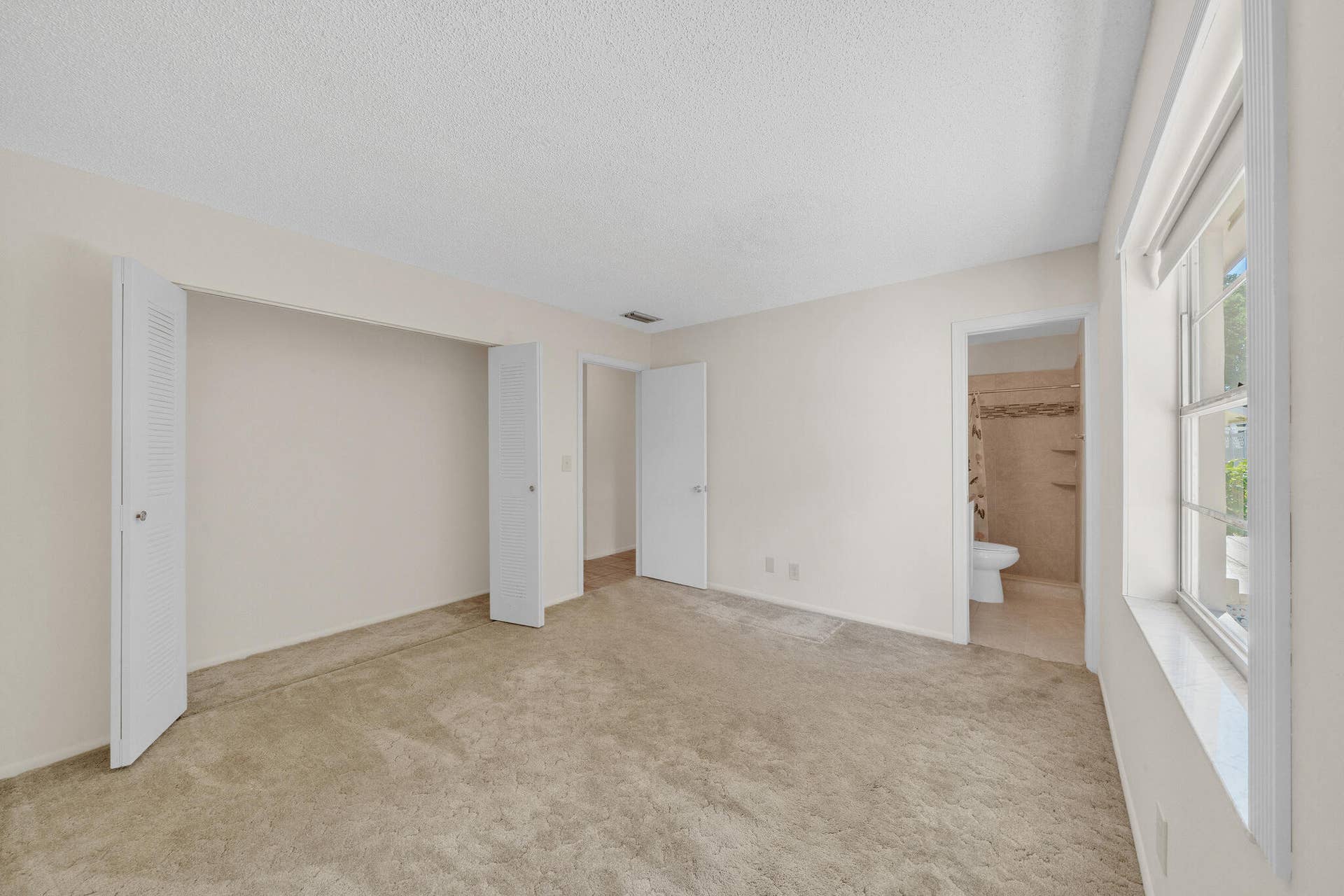 14 Primary Bedroom (2)