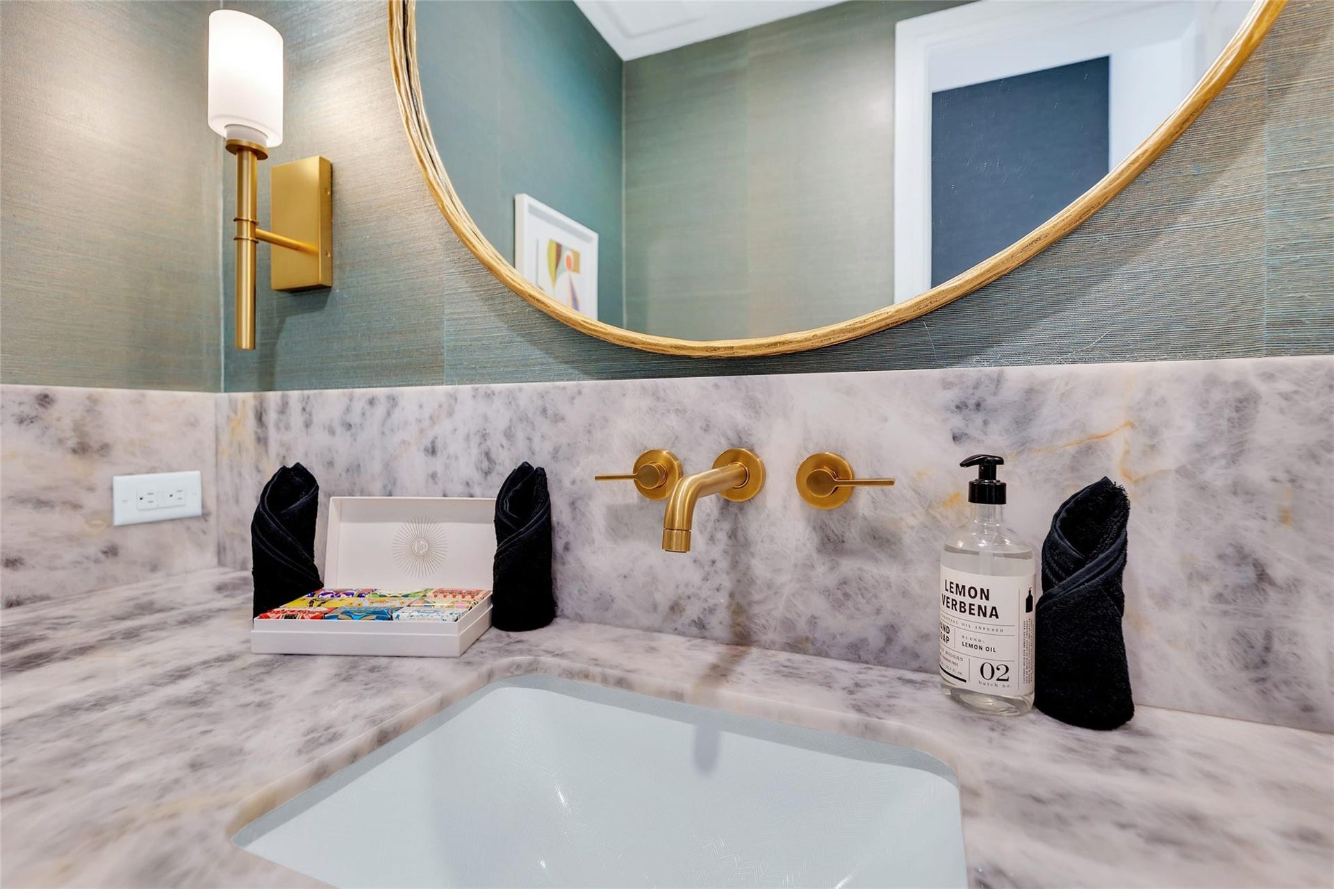 1730 SE 13th Street, Fort Lauderdale, FL 33316 Powder Room