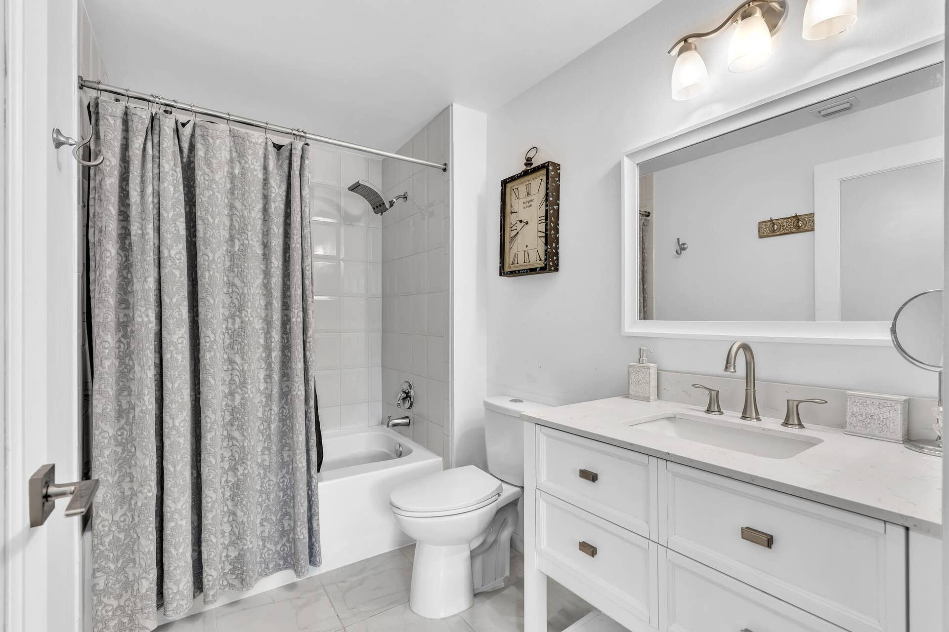 616 Clearwater Park Road, #213, West Palm Beach, FL 33401 Primary Batroom