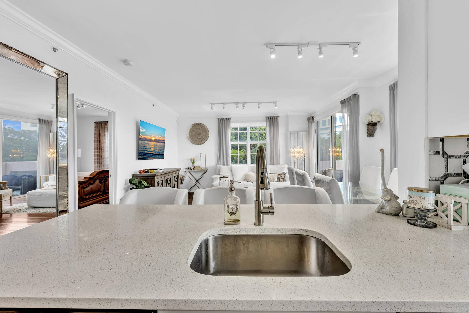 616 Clearwater Park Road, #213, West Palm Beach, FL 33401 Living/Dining
