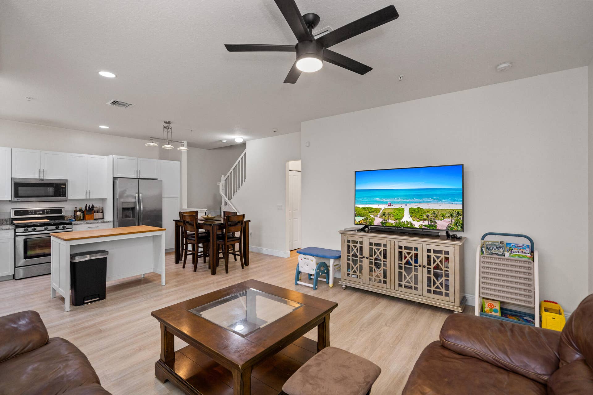 Living Room/Kitchen886