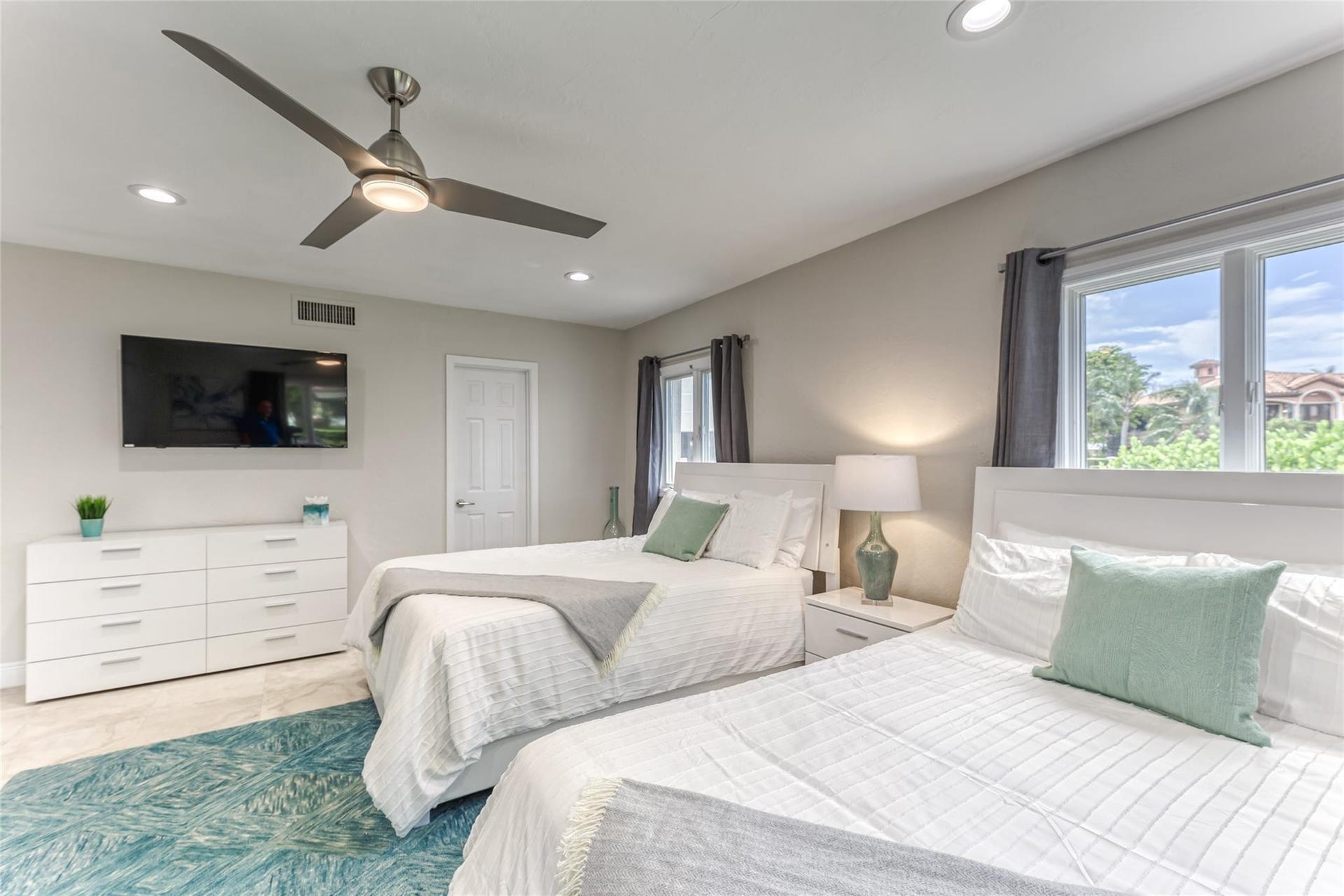 616 1st Key Drive, Fort Lauderdale, FL 33304 BEDROOM #4 (Downstairs) 2 Queen Size Beds Jack n Jill Bathroom Smart TV