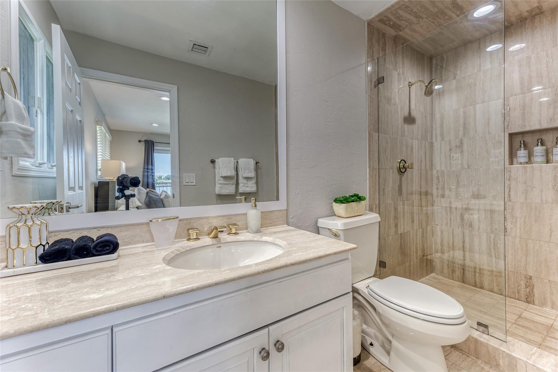 616 1st Key Drive, Fort Lauderdale, FL 33304 Bedroom #2 En Suite Bathroom with Shower
