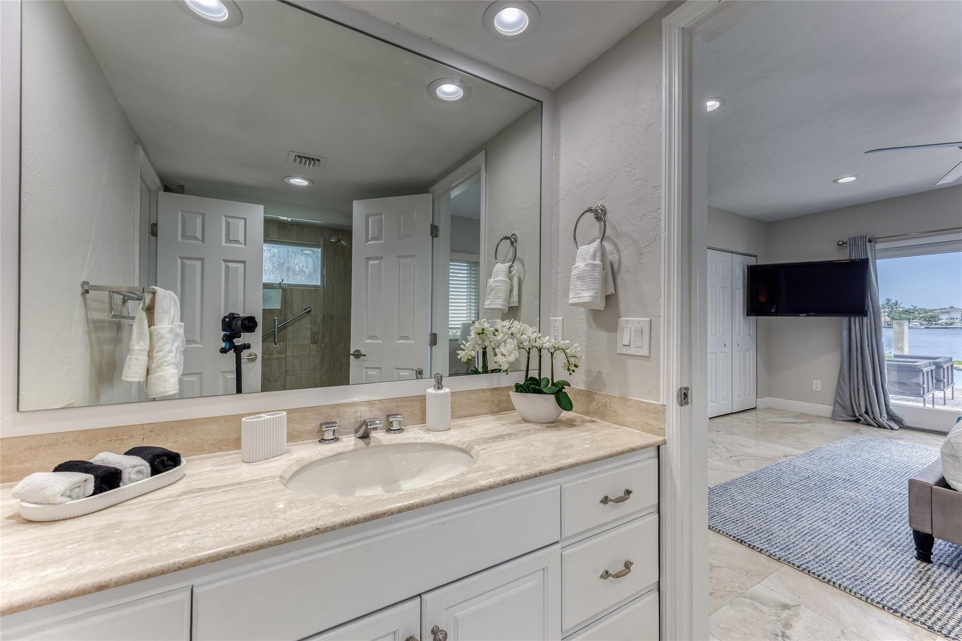616 1st Key Drive, Fort Lauderdale, FL 33304 Jack n Jill Bathroom Between Bedroom 4 & 5
