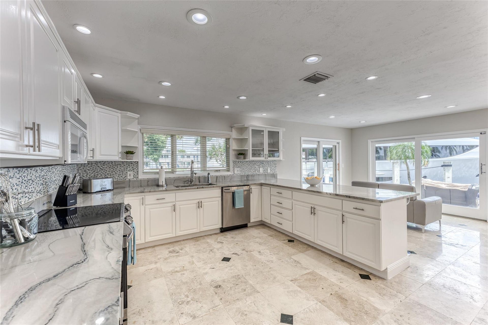 616 1st Key Drive, Fort Lauderdale, FL 33304 Open Kitchen with Keurig (Regular Drip & Pods)