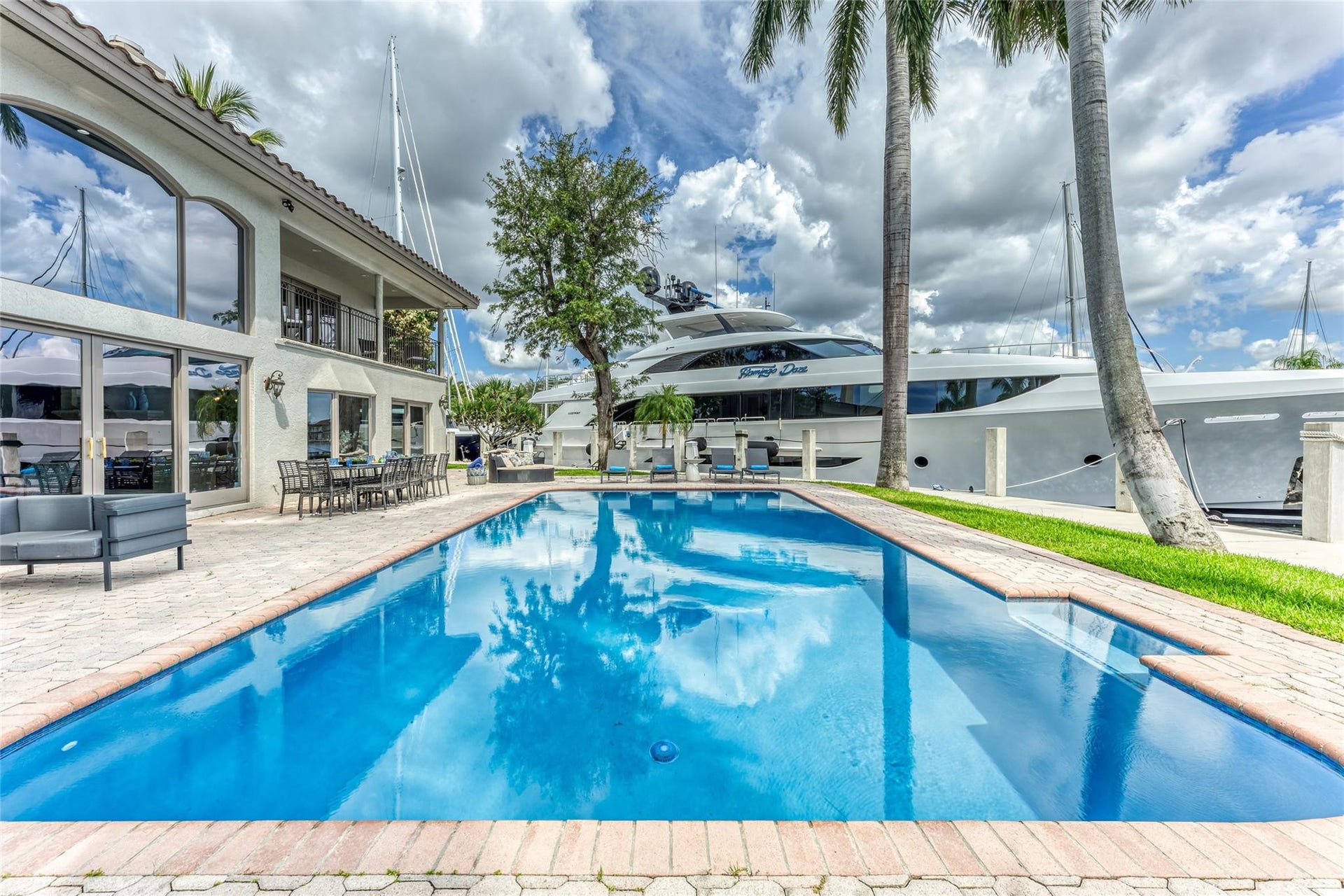 616 1st Key Drive, Fort Lauderdale, FL 33304 Villa Key- 6 Bedroom / 5.5 Bathroom on a point lot on Sunrise Key. Heated Pool Paddle Boards Foosball