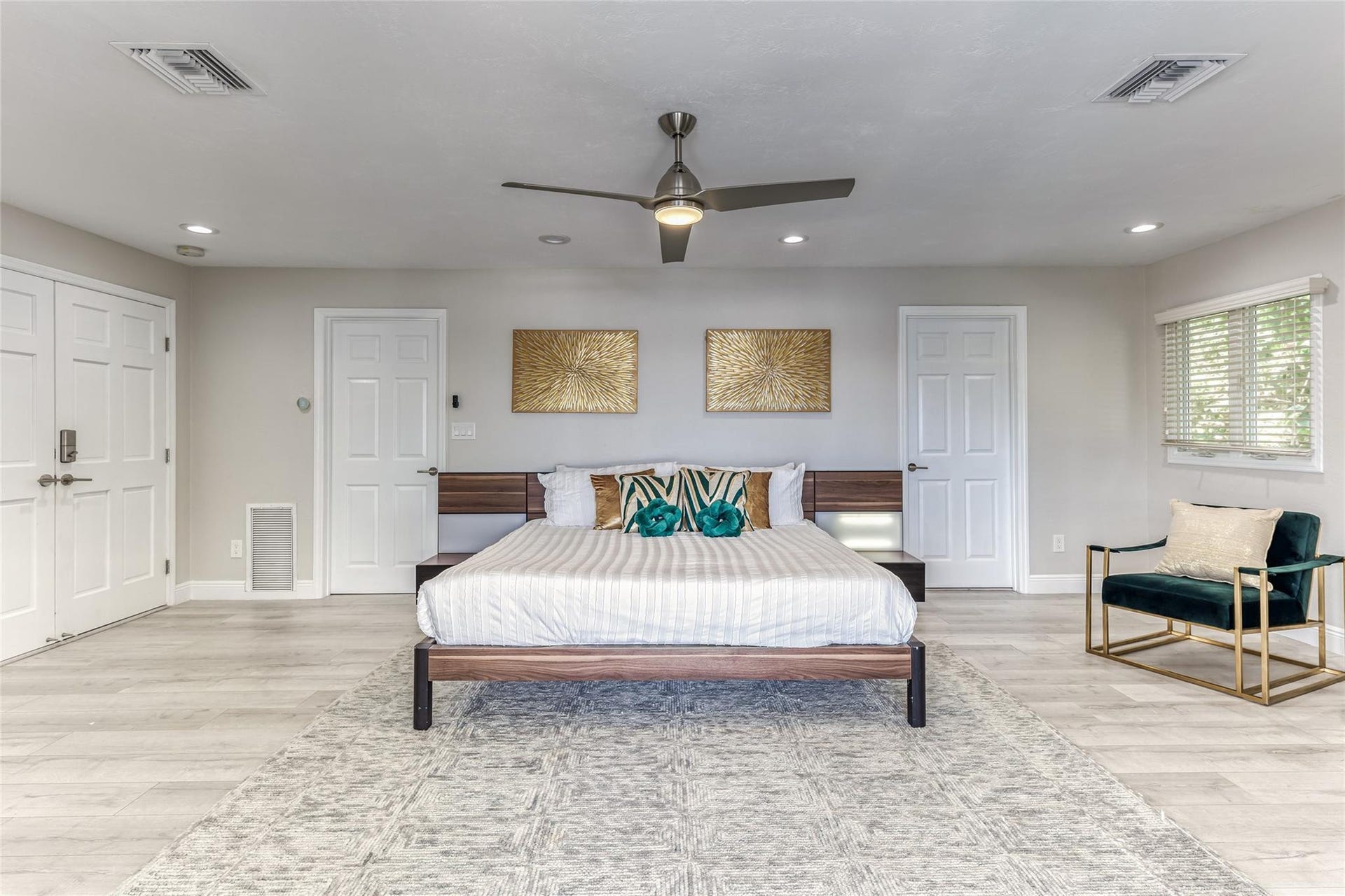 616 1st Key Drive, Fort Lauderdale, FL 33304 BEDROOM #1 (Upstairs) KING Size with Balcony overlooking waterway, En Suite bathroom w jacuzzi tub & seperate shower, Walk in closet, Smart TV