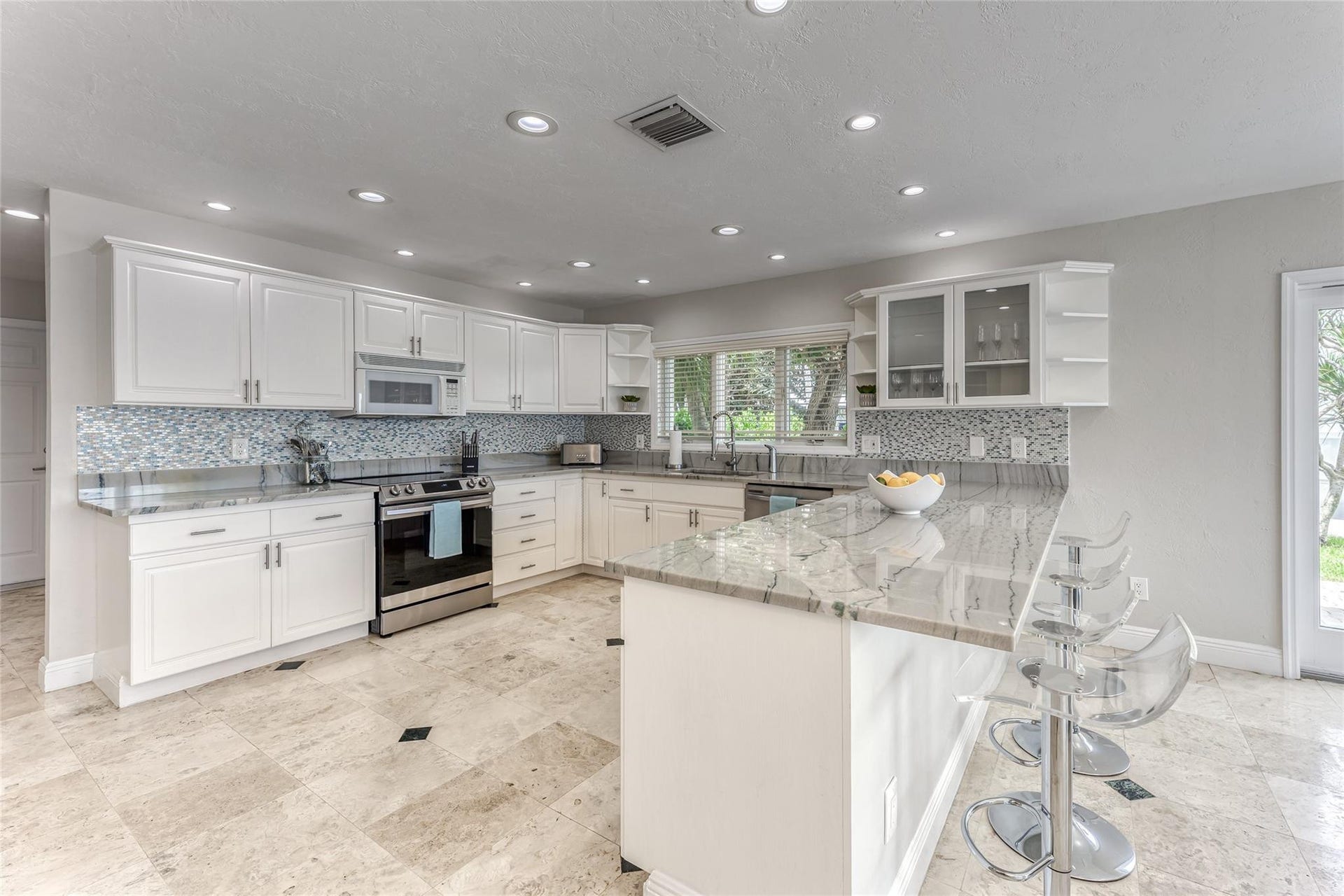 616 1st Key Drive, Fort Lauderdale, FL 33304 Open Kitchen with Keurig (Regular Drip & Pods)