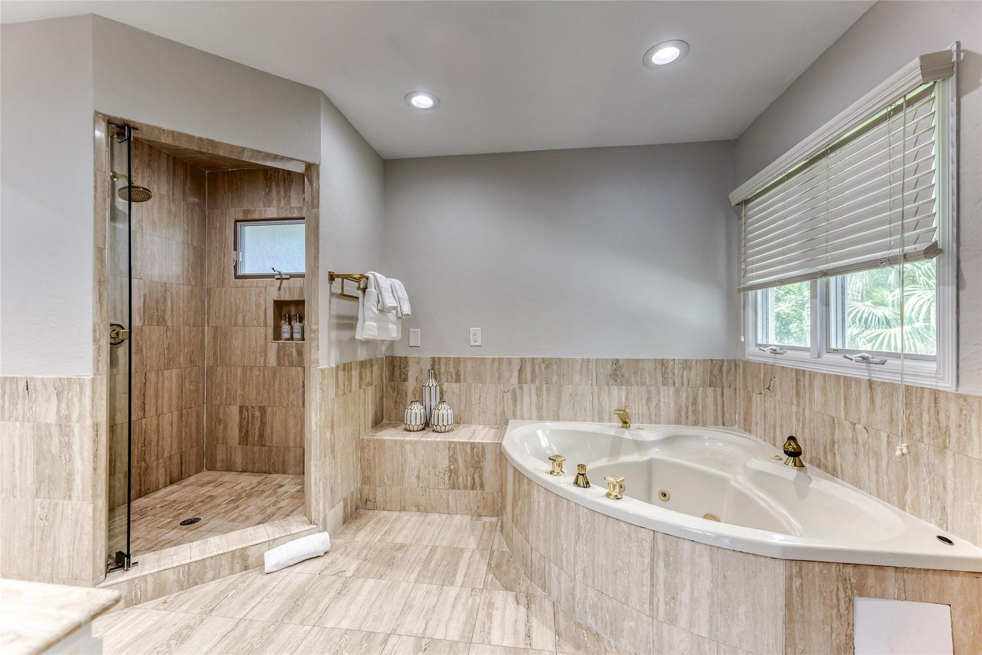 616 1st Key Drive, Fort Lauderdale, FL 33304 Primary Bathroom inside Bedroom #1 (Upstairs)