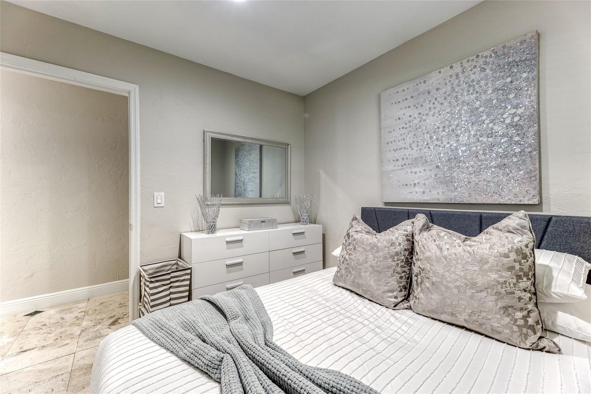 616 1st Key Drive, Fort Lauderdale, FL 33304 BEDROOM #6 (Downstairs) Queen Size Bed En Suite Bathroom Smart TV
