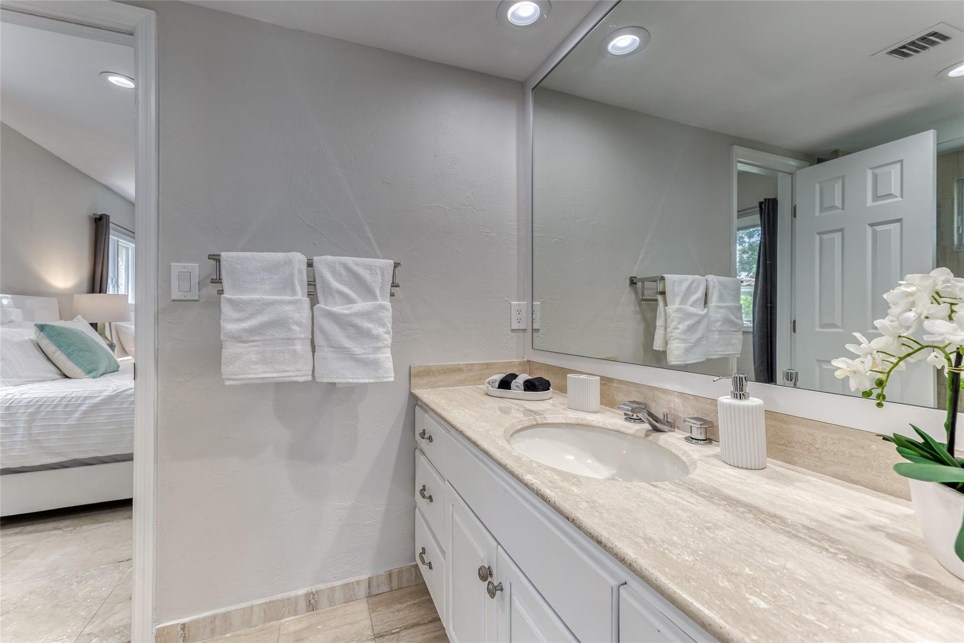 616 1st Key Drive, Fort Lauderdale, FL 33304 Jack n Jill Bathroom Between Bedroom 4 & 5
