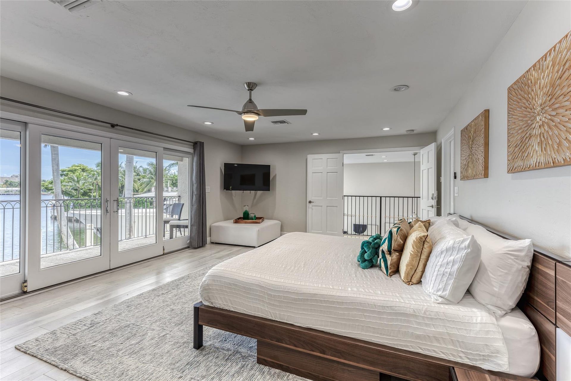 616 1st Key Drive, Fort Lauderdale, FL 33304 BEDROOM #1 (Upstairs) KING Size with Balcony overlooking waterway, En Suite bathroom w jacuzzi tub & seperate shower, Walk in closet, Smart TV