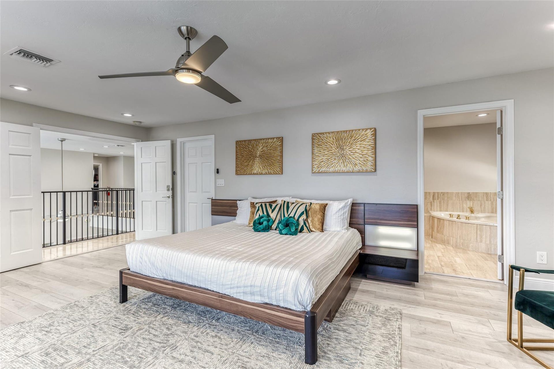 616 1st Key Drive, Fort Lauderdale, FL 33304 BEDROOM #1 (Upstairs) KING Size with Balcony overlooking waterway, En Suite bathroom w jacuzzi tub & seperate shower, Walk in closet, Smart TV