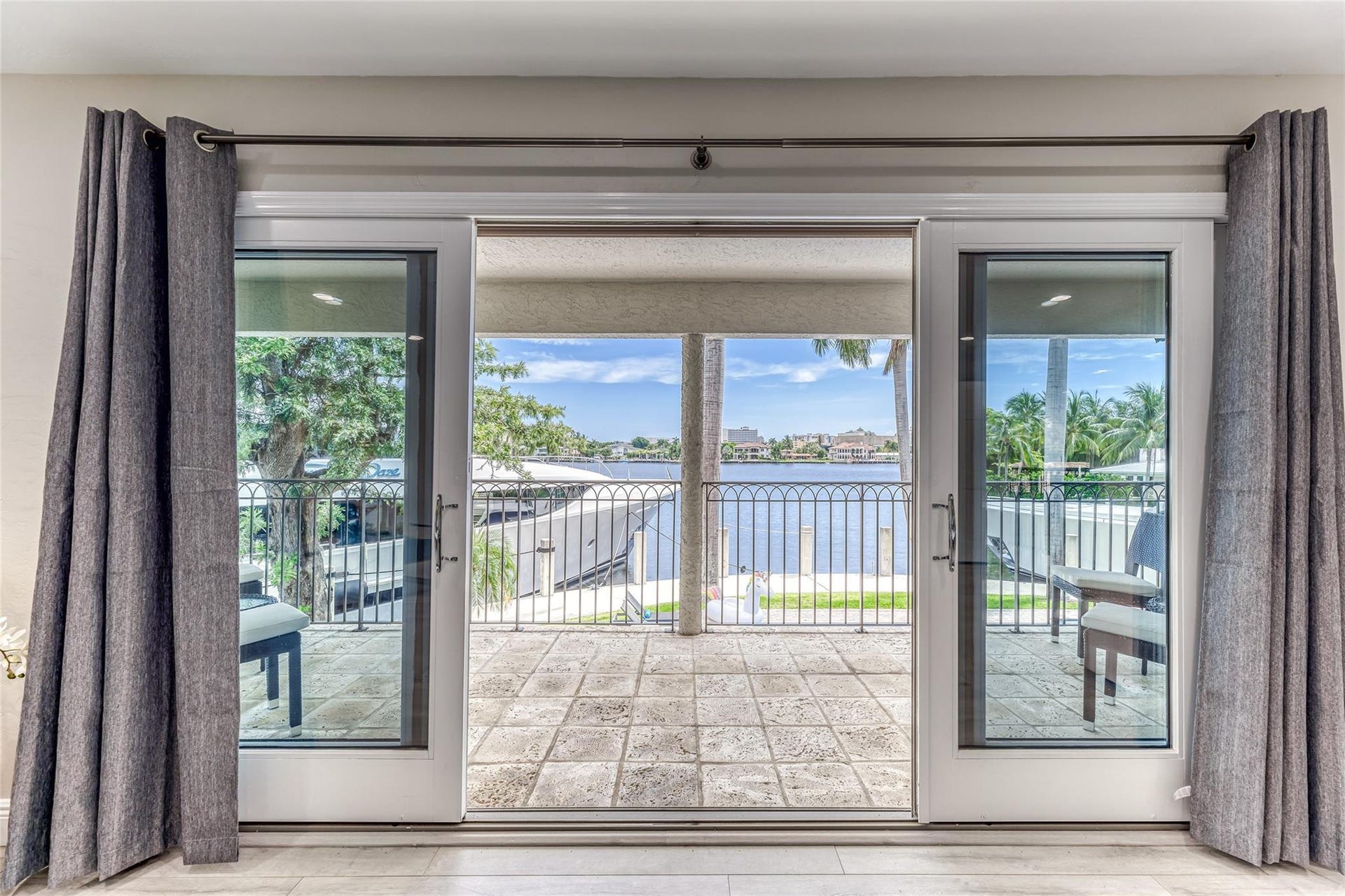616 1st Key Drive, Fort Lauderdale, FL 33304 BEDROOM #1 (Upstairs) KING Size with Balcony overlooking waterway, En Suite bathroom w jacuzzi tub & seperate shower, Walk in closet, Smart TV