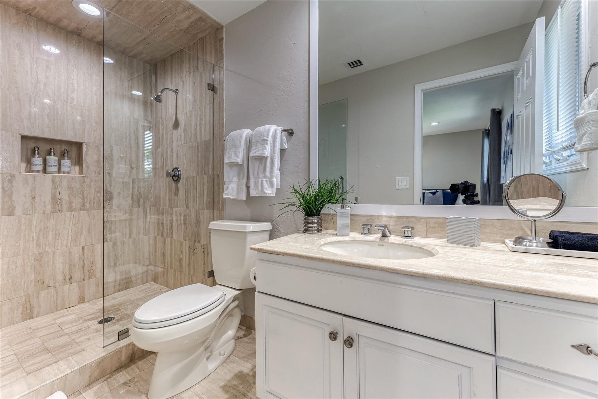 616 1st Key Drive, Fort Lauderdale, FL 33304 Jack n Jill Bathroom (shared between Bedroom 4 & 5)