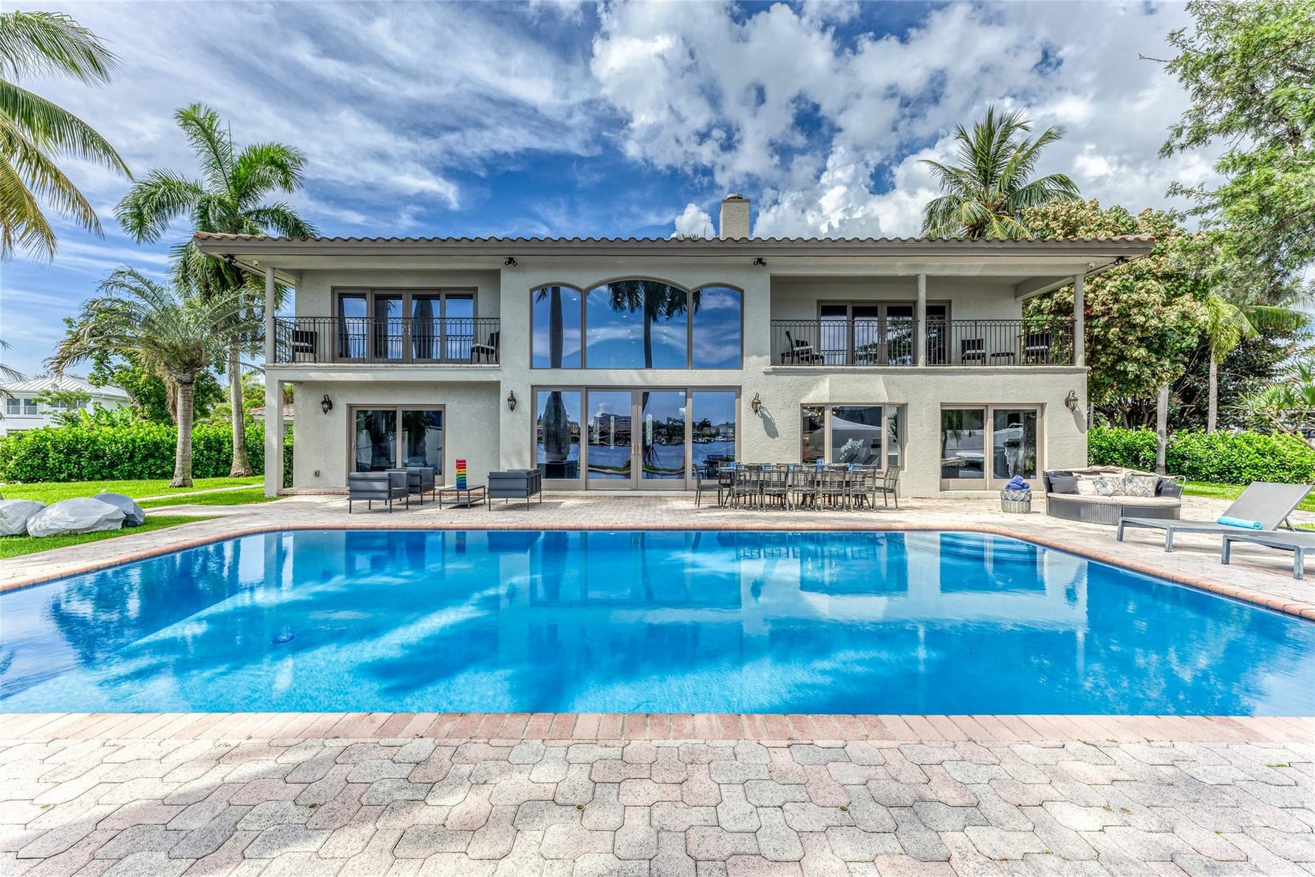 616 1st Key Drive, Fort Lauderdale, FL 33304 Villa Key- 6 Bedroom / 5.5 Bathroom on a point lot on Sunrise Key. Heated Pool Paddle Boards Foosball