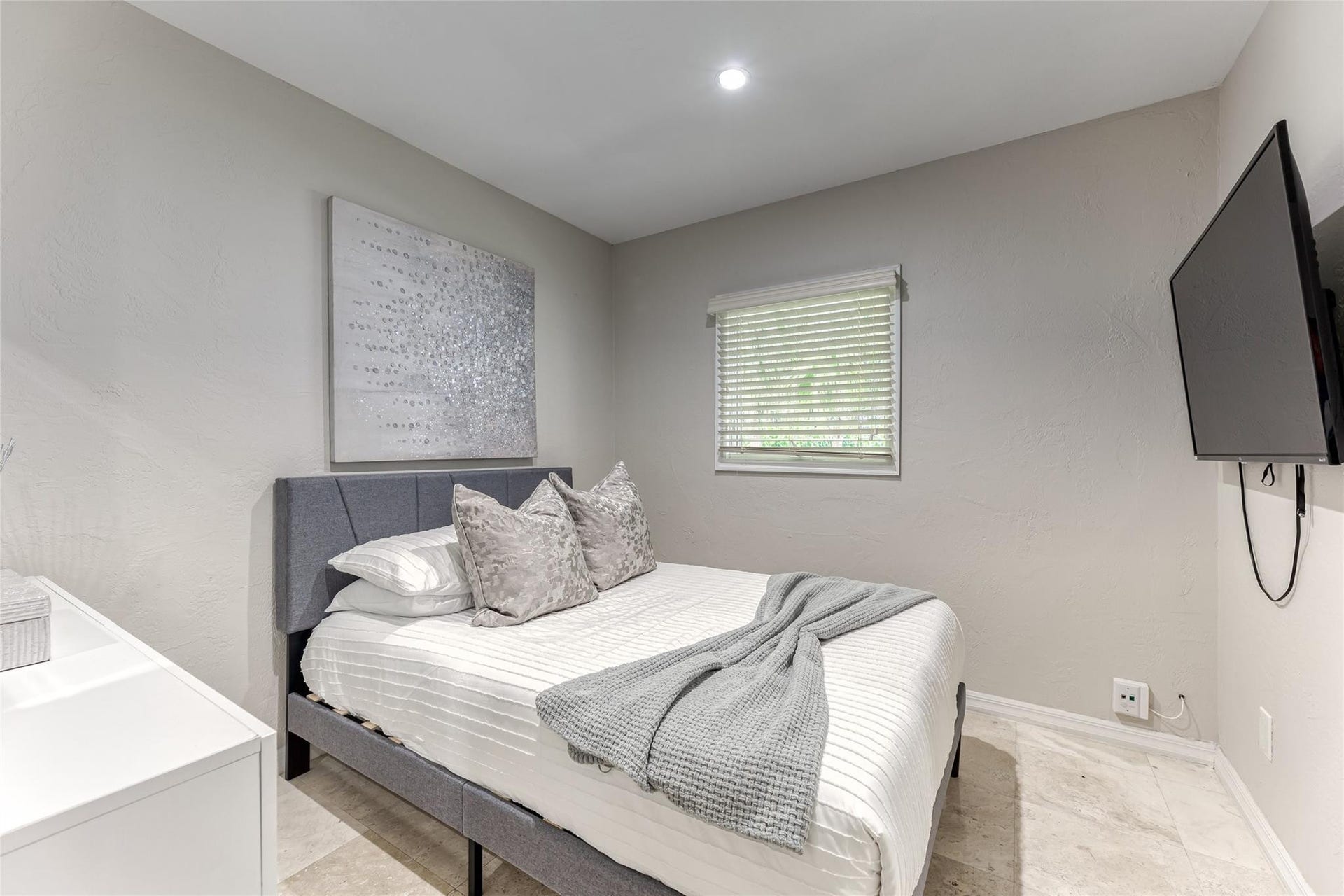 616 1st Key Drive, Fort Lauderdale, FL 33304 BEDROOM #6 (Downstairs) Queen Size Bed En Suite Bathroom Smart TV