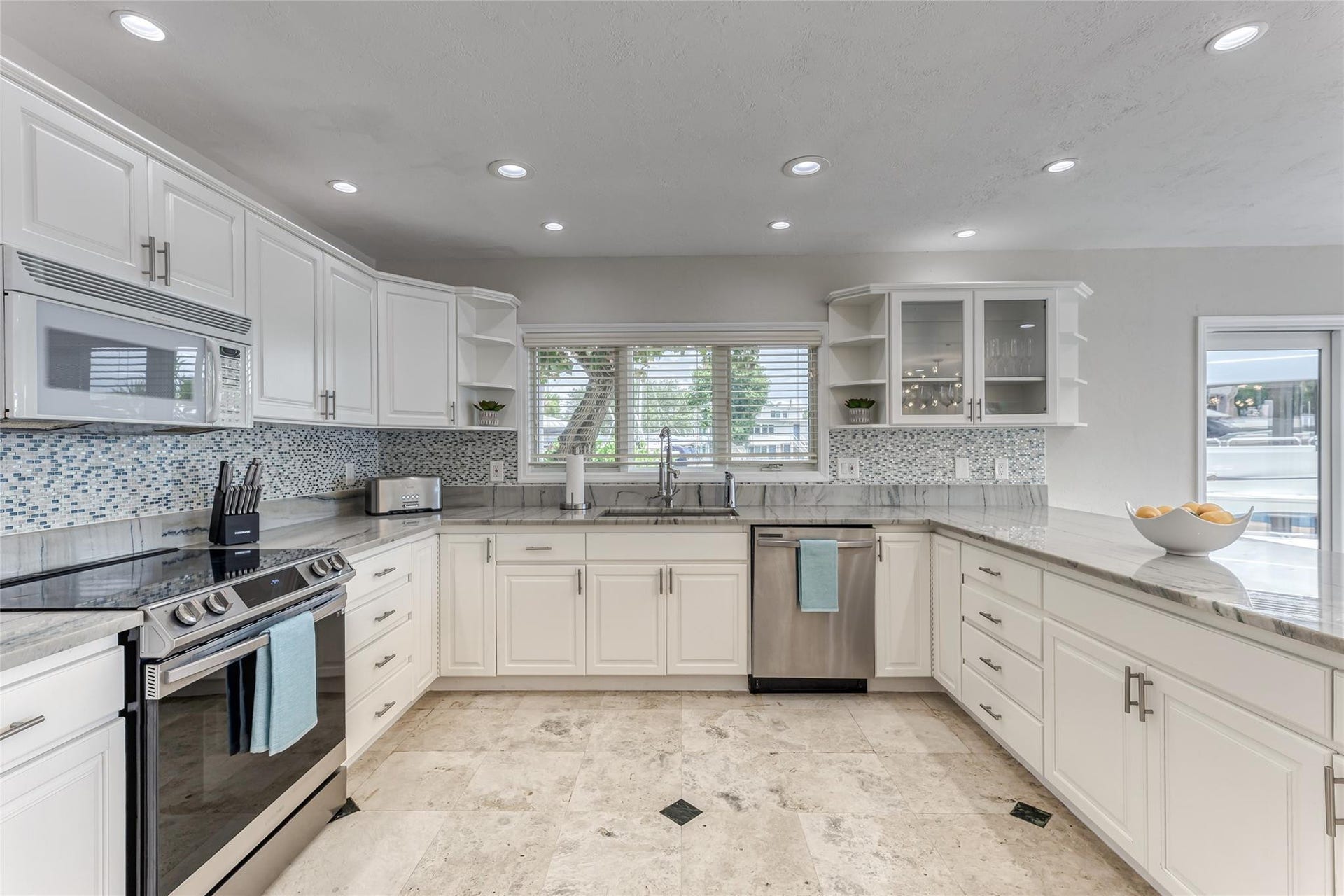 616 1st Key Drive, Fort Lauderdale, FL 33304 Eat In Kitchen