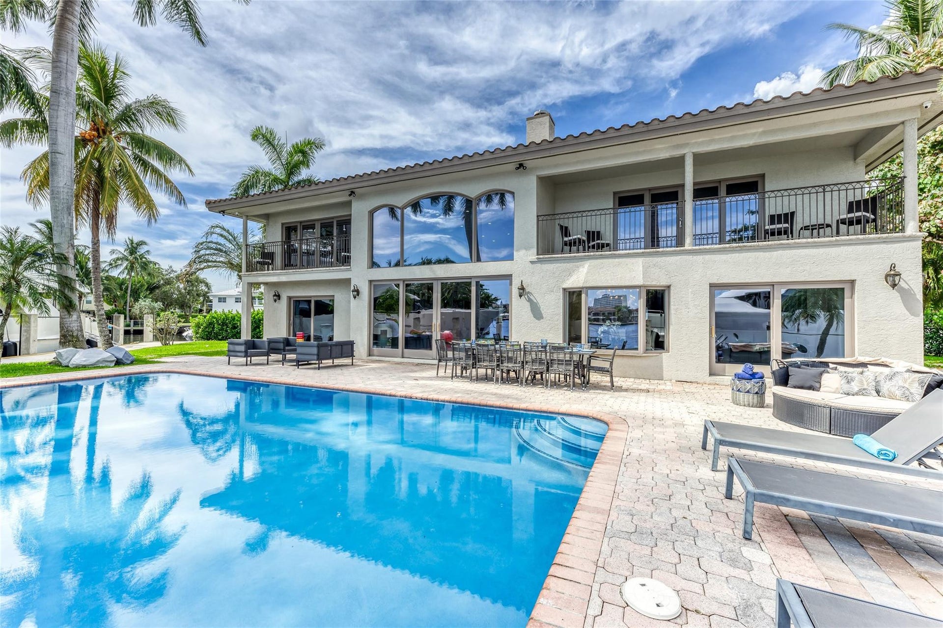 616 1st Key Drive, Fort Lauderdale, FL 33304 Villa Key- 6 Bedroom / 5.5 Bathroom on a point lot on Sunrise Key. Heated Pool Paddle Boards Foosball