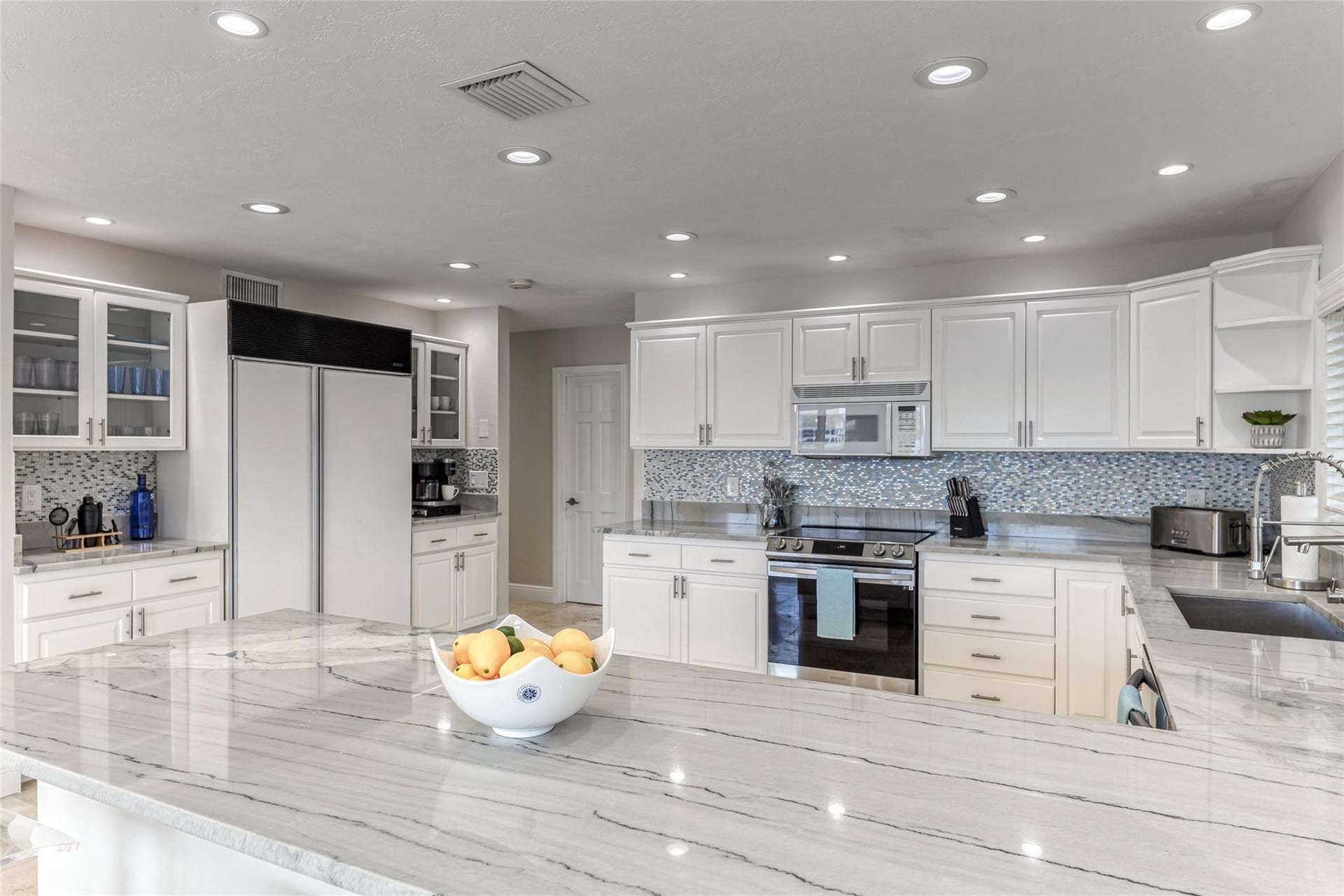 616 1st Key Drive, Fort Lauderdale, FL 33304 Open Kitchen with Keurig (Regular Drip & Pods)