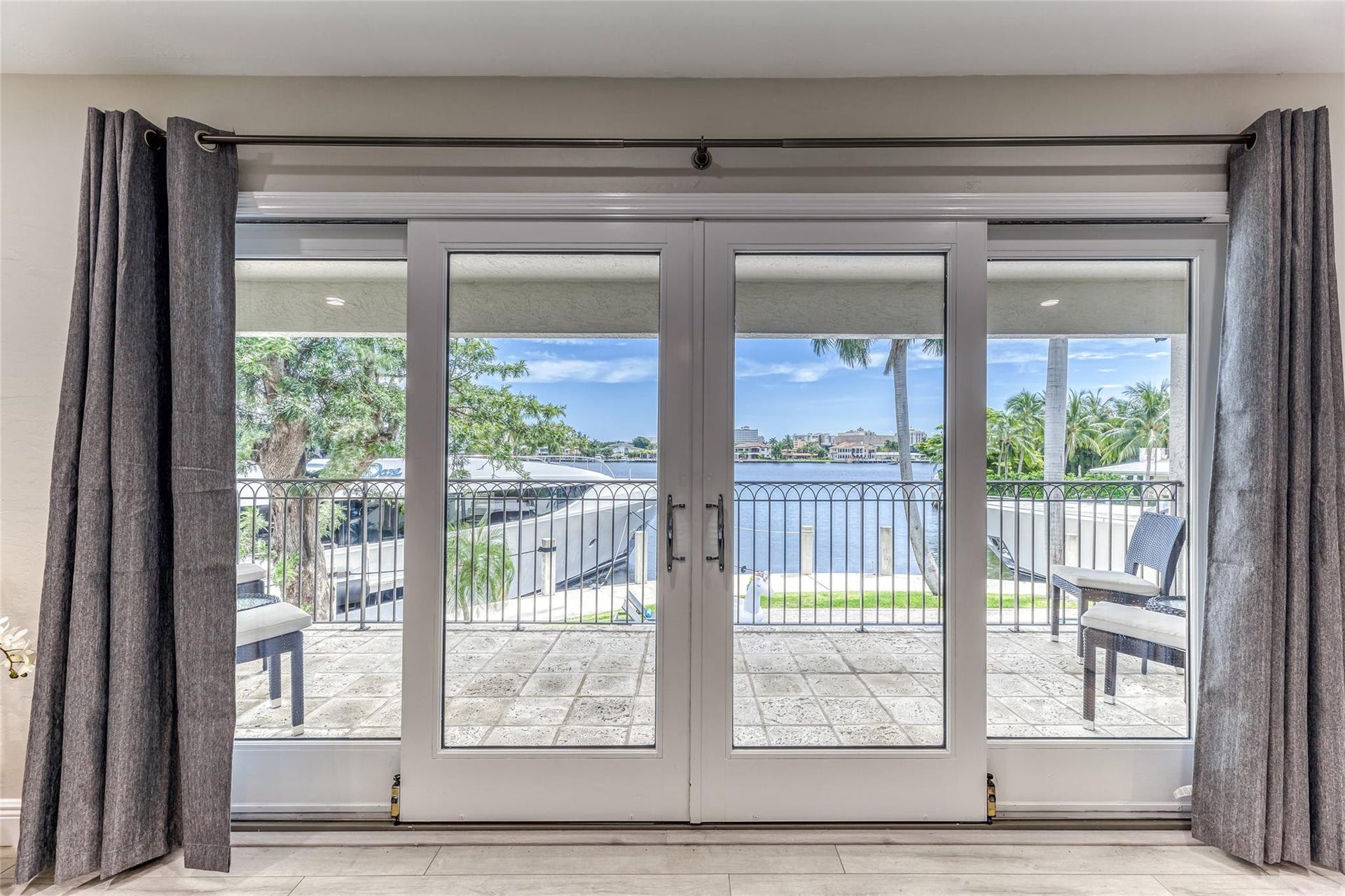616 1st Key Drive, Fort Lauderdale, FL 33304 BEDROOM #1 (Upstairs) KING Size with Balcony overlooking waterway, En Suite bathroom w jacuzzi tub & seperate shower, Walk in closet, Smart TV