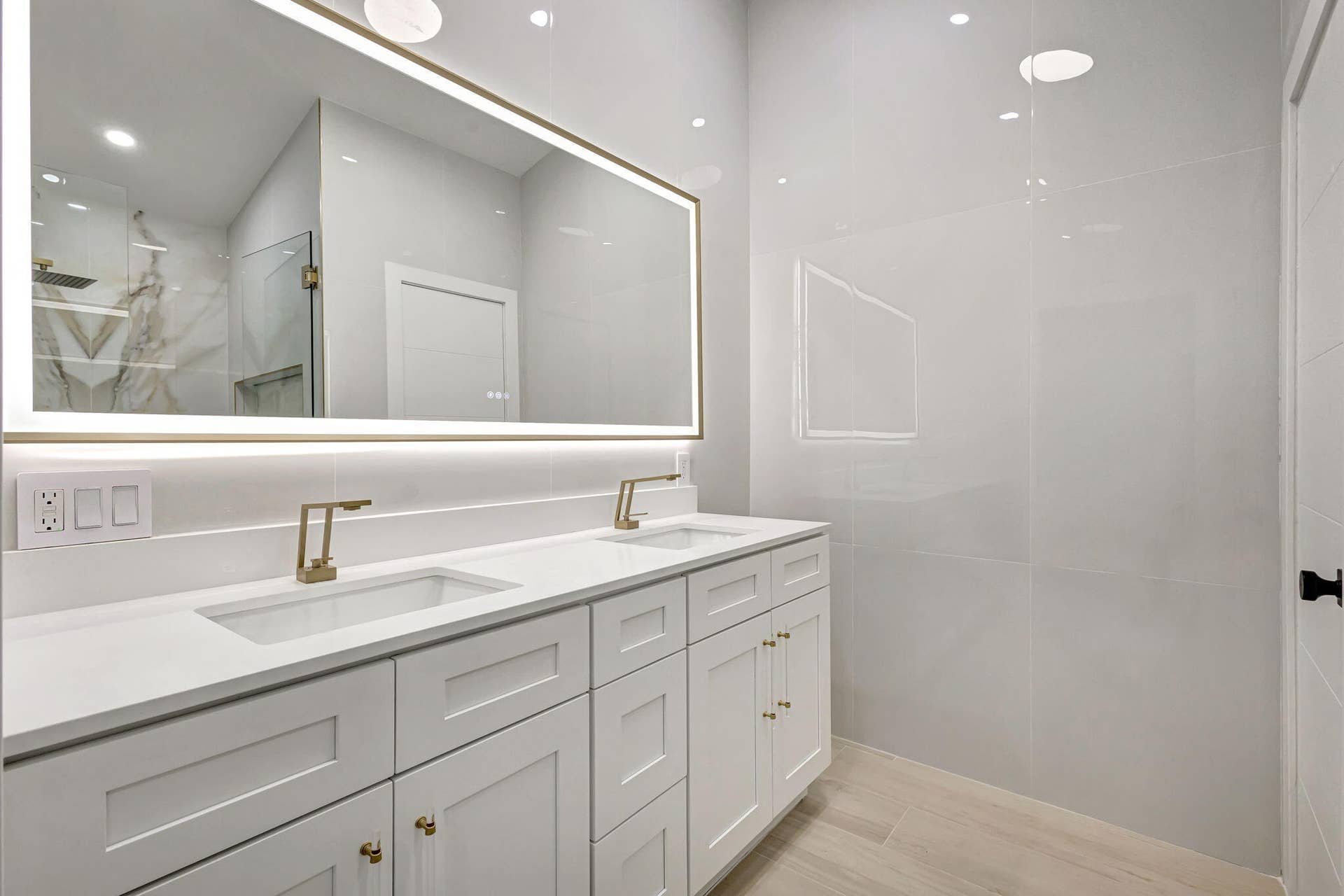 338 Palmetto Street, West Palm Beach, FL 33405 Primary Bath