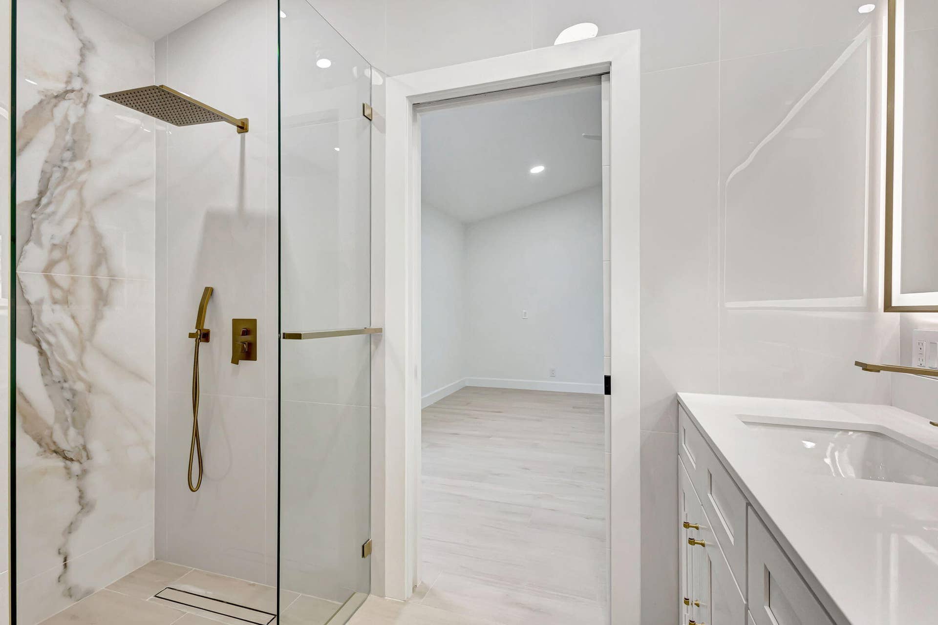 338 Palmetto Street, West Palm Beach, FL 33405 Primary Bath