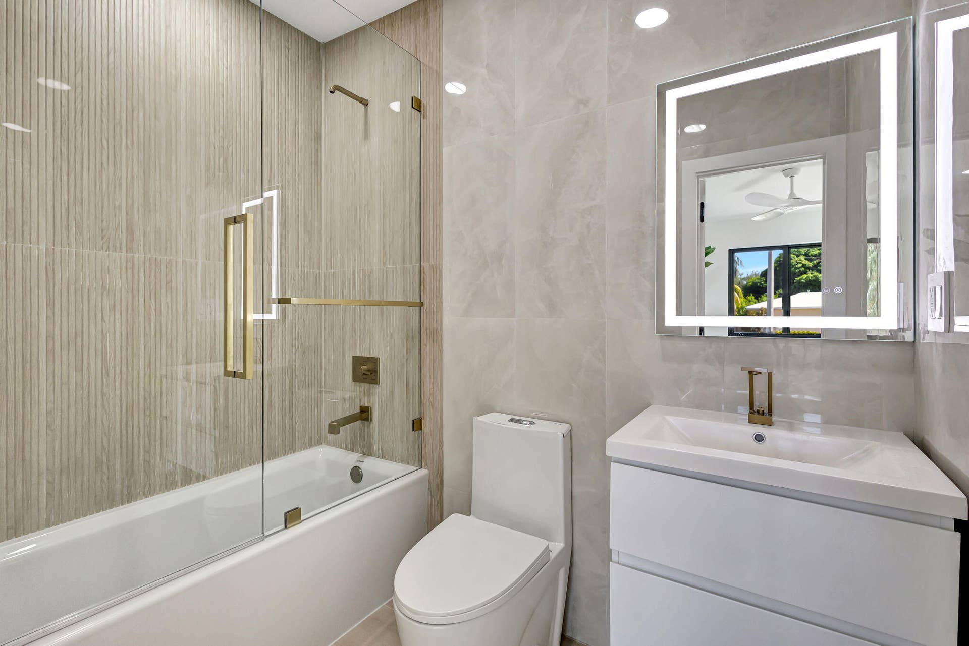 338 Palmetto Street, West Palm Beach, FL 33405 2nd Bathroom