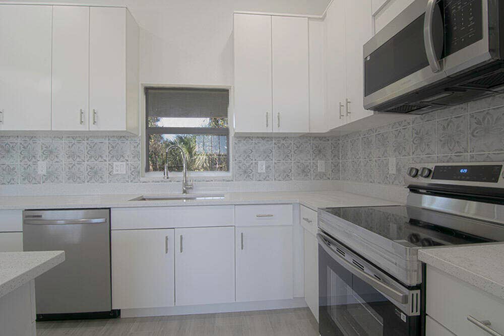Kitchen Appliances & Cabinets