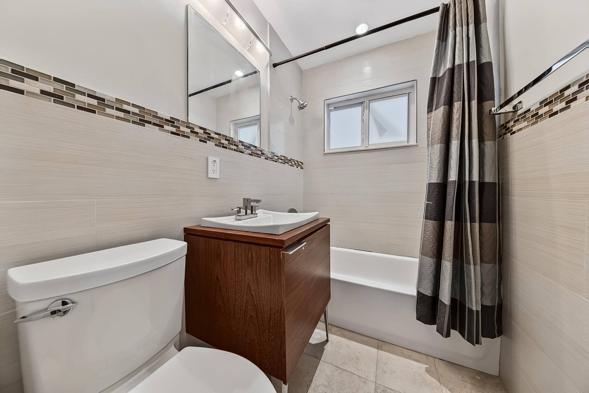 341 NE 45TH Street, Oakland Park, FL 33334 Hallway bathroom