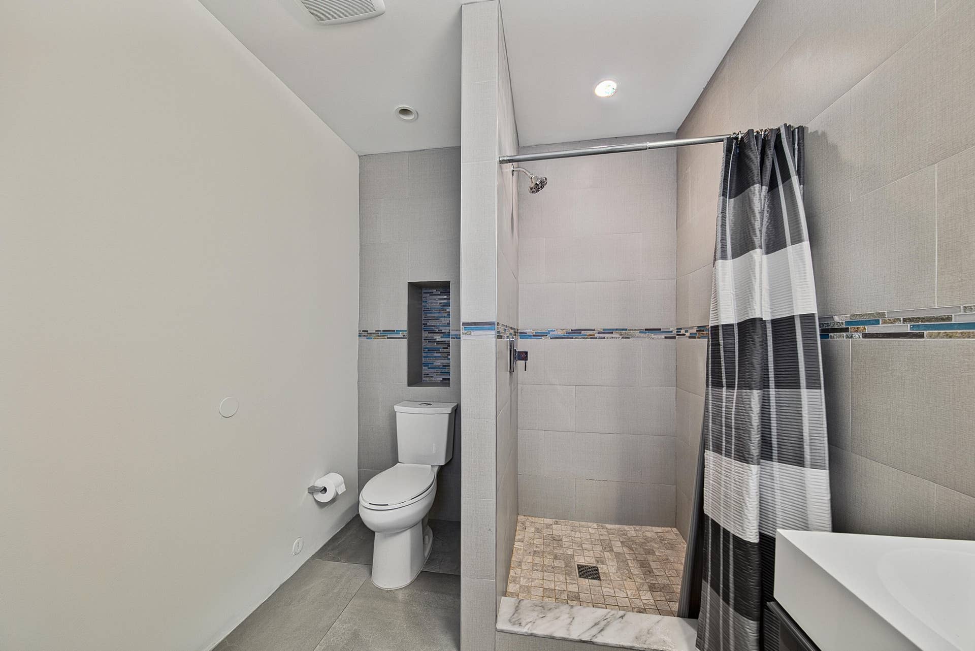 341 NE 45TH Street, Oakland Park, FL 33334 Primary Bathroom