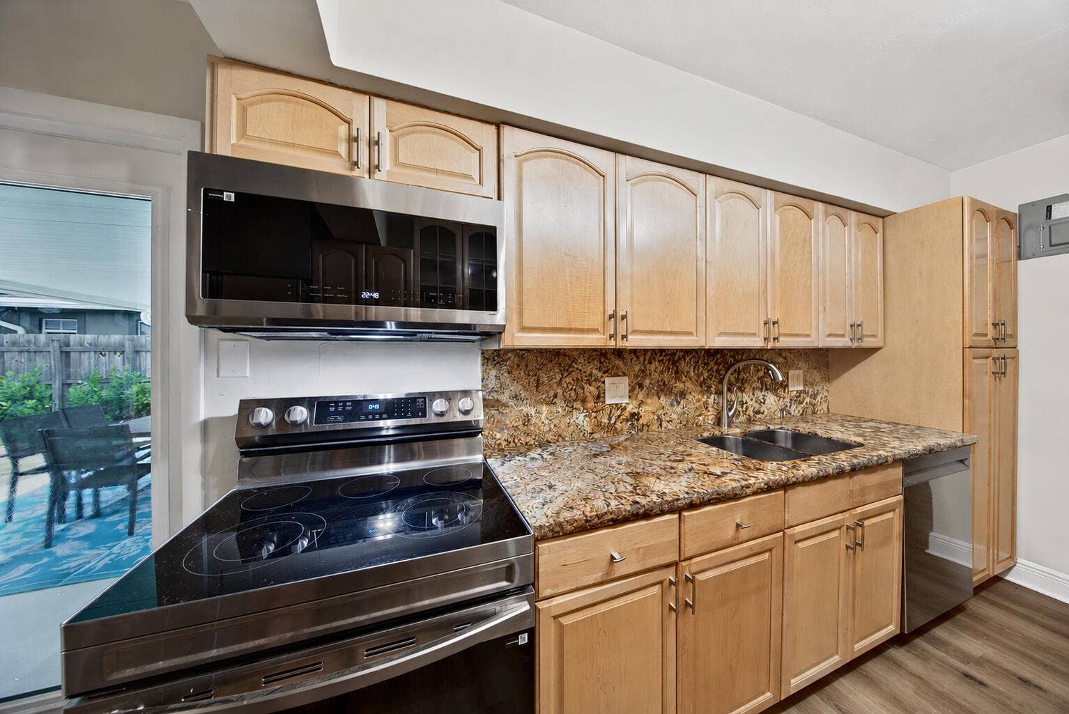 341 NE 45TH Street, Oakland Park, FL 33334 RonJill341-35-doors