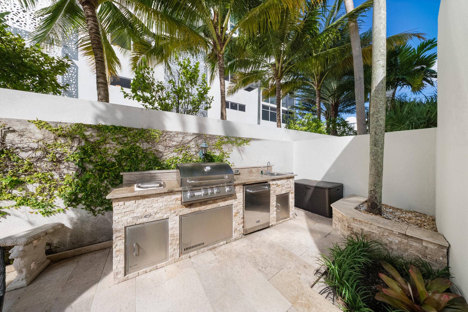 301 N Birch Road, #7N, Fort Lauderdale, FL 33304 Grill Area