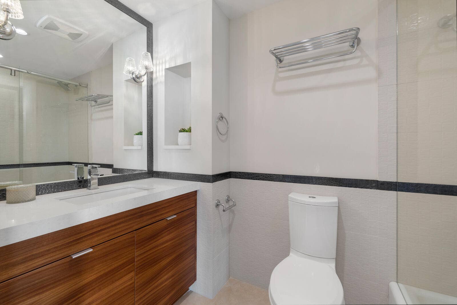 301 N Birch Road, #7N, Fort Lauderdale, FL 33304 Guest Bathroon