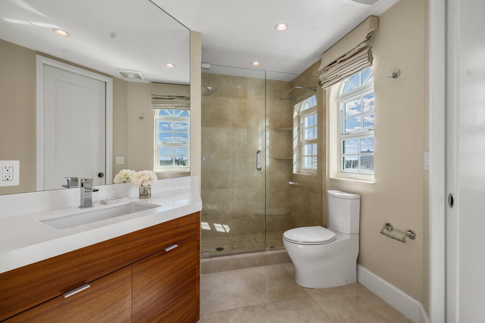 301 N Birch Road, #7N, Fort Lauderdale, FL 33304 Guest Bathroom 2
