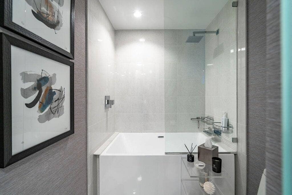 21 Second Bath with Garden Tub, Natural