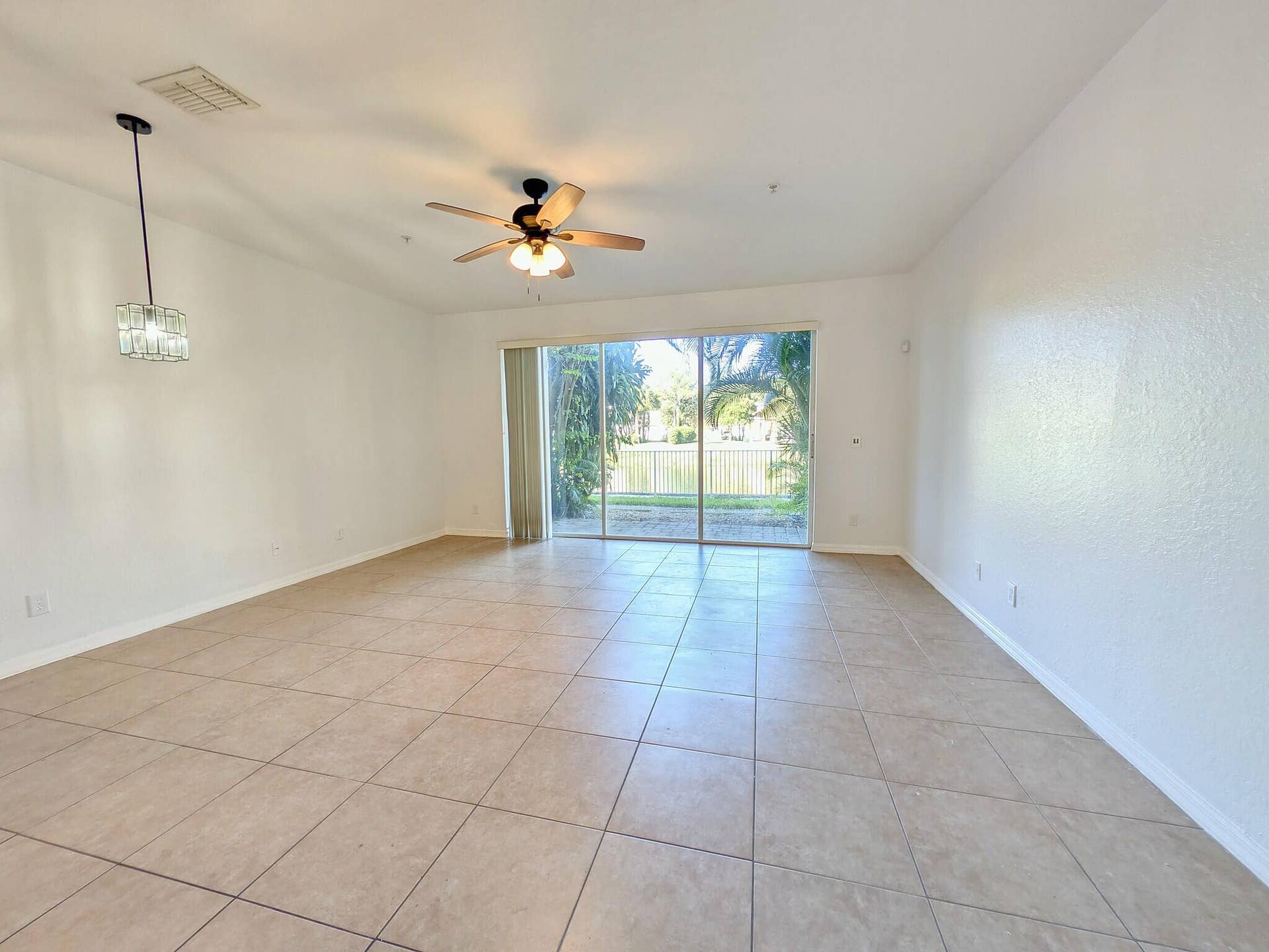03_05_living_room_slider