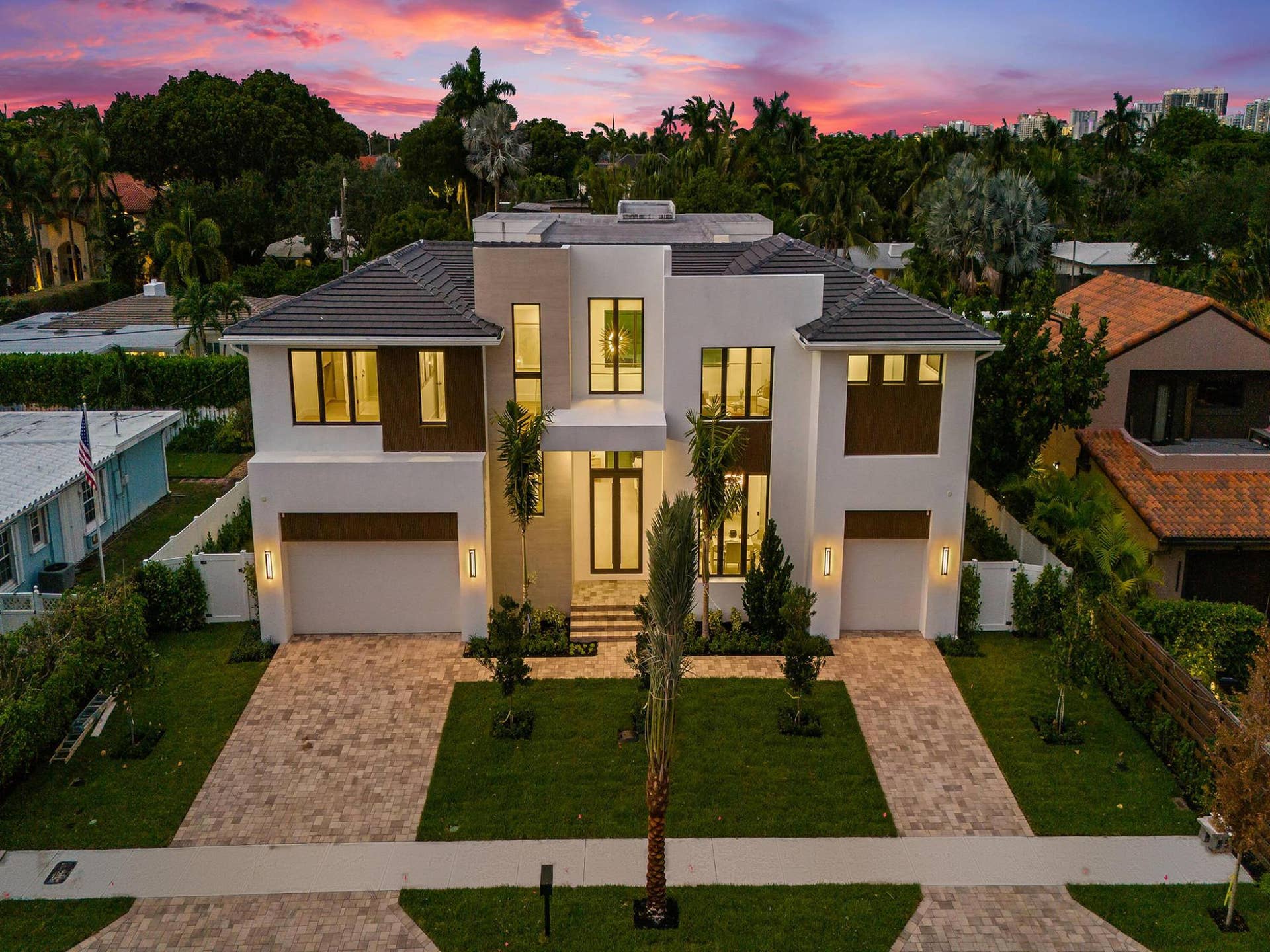 2737 NE 18th Street, Fort Lauderdale, FL 33305 House_Twilight_Clean_Sidewalk_4000x3000