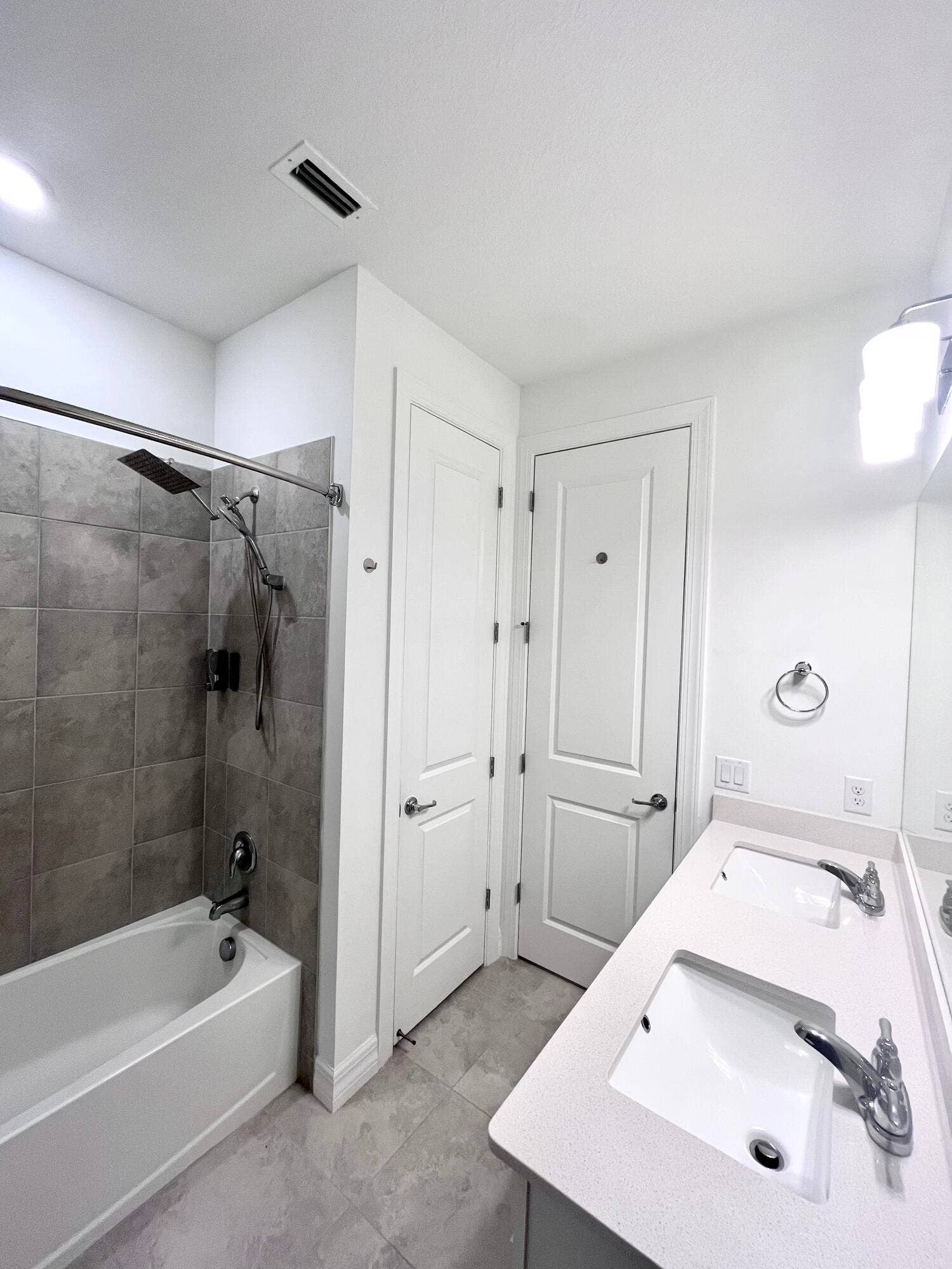 Upstair Full Bathroom View 2