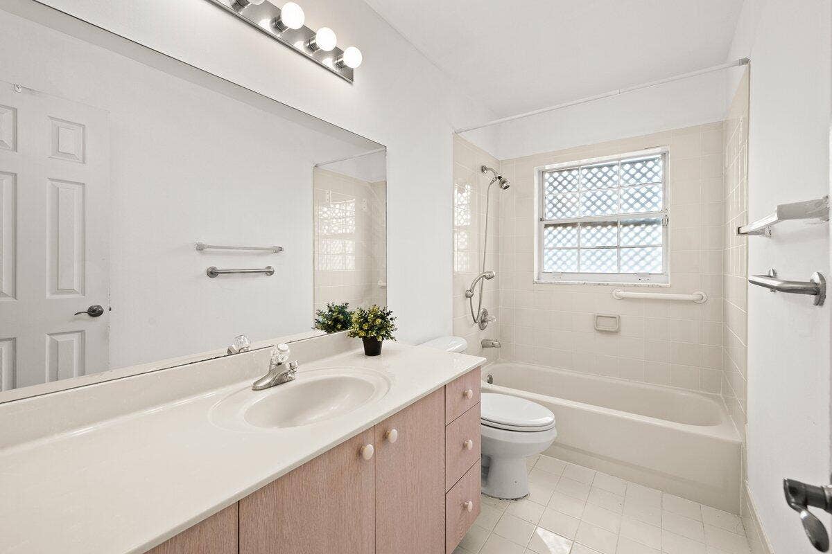363 SW 161st Avenue, Pembroke Pines, FL 33027 Guest Bath