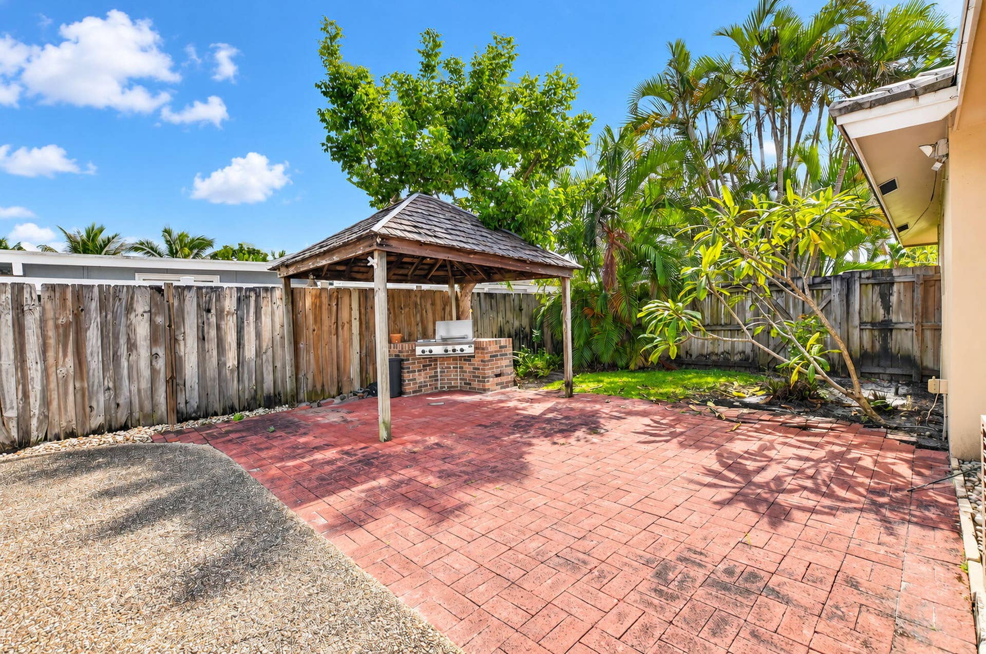2175 Park Place, Boca Raton, FL 33486 Backyard Tiki Hut with Grill