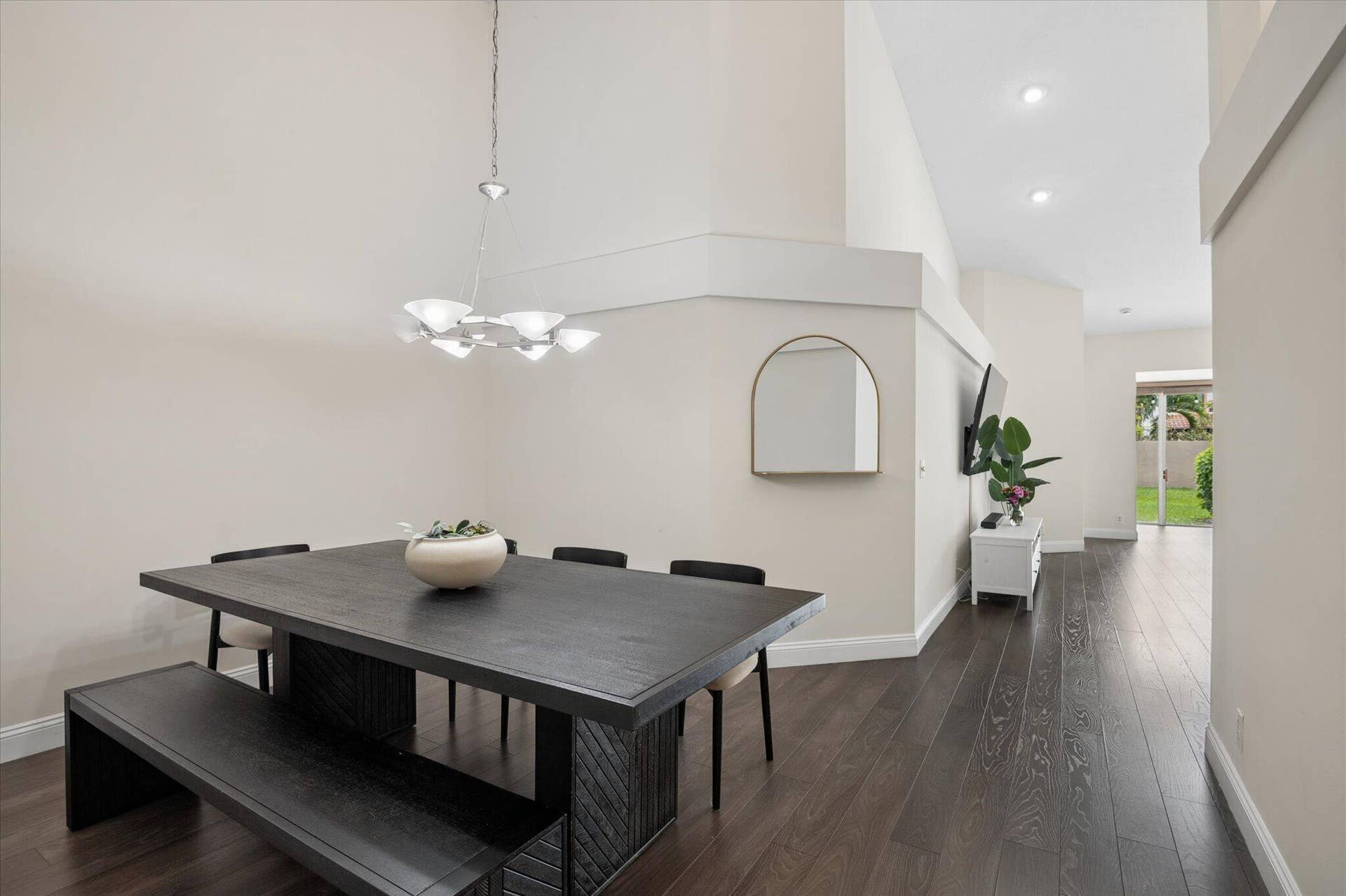 Dining room Deater-9147 Vineland Ct Apt