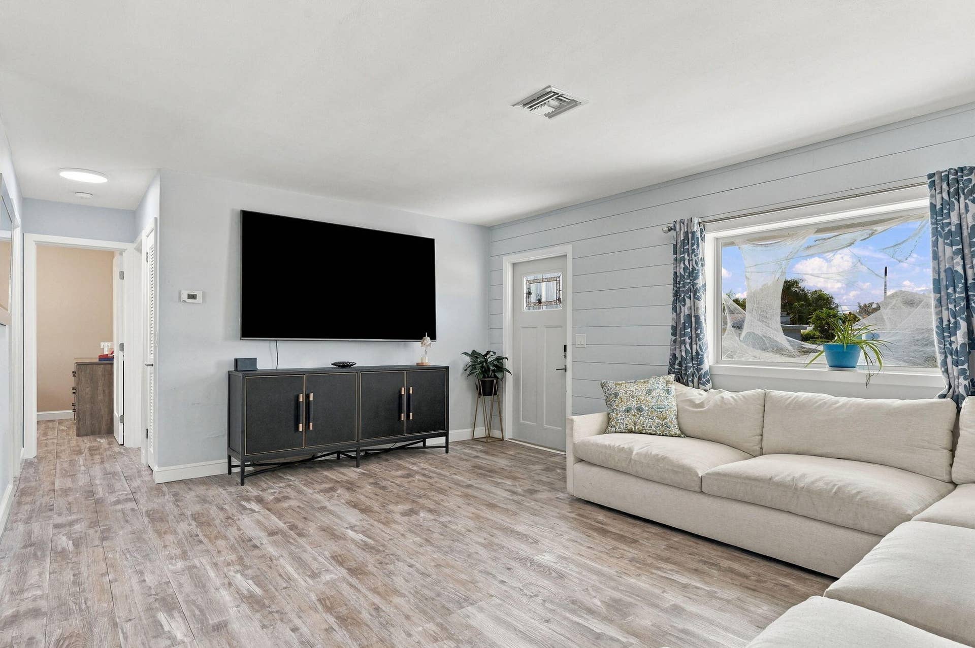 19145 SE Mayo Drive, Jupiter, FL 33469 Entryway/Living Room