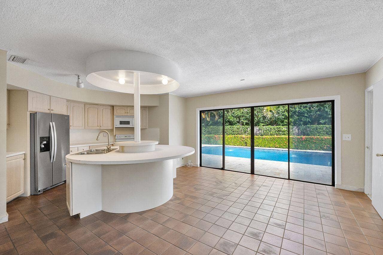 1350 W TERRA MAR Drive, Pompano Beach, FL 33062 Kitchen & Dining