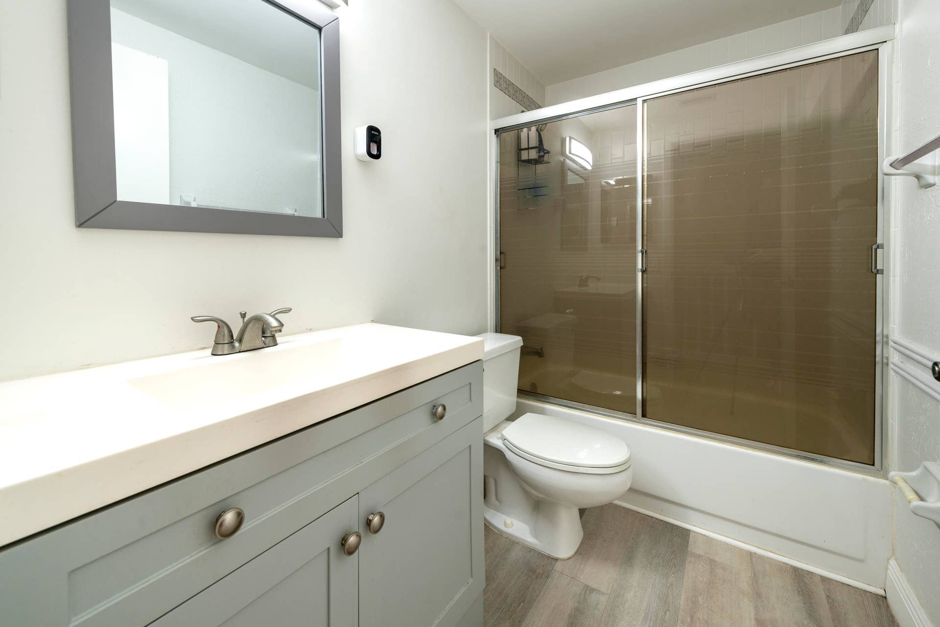 4421 SW 70TH Terrace, Davie, FL 33314 upstairs guest bathroom