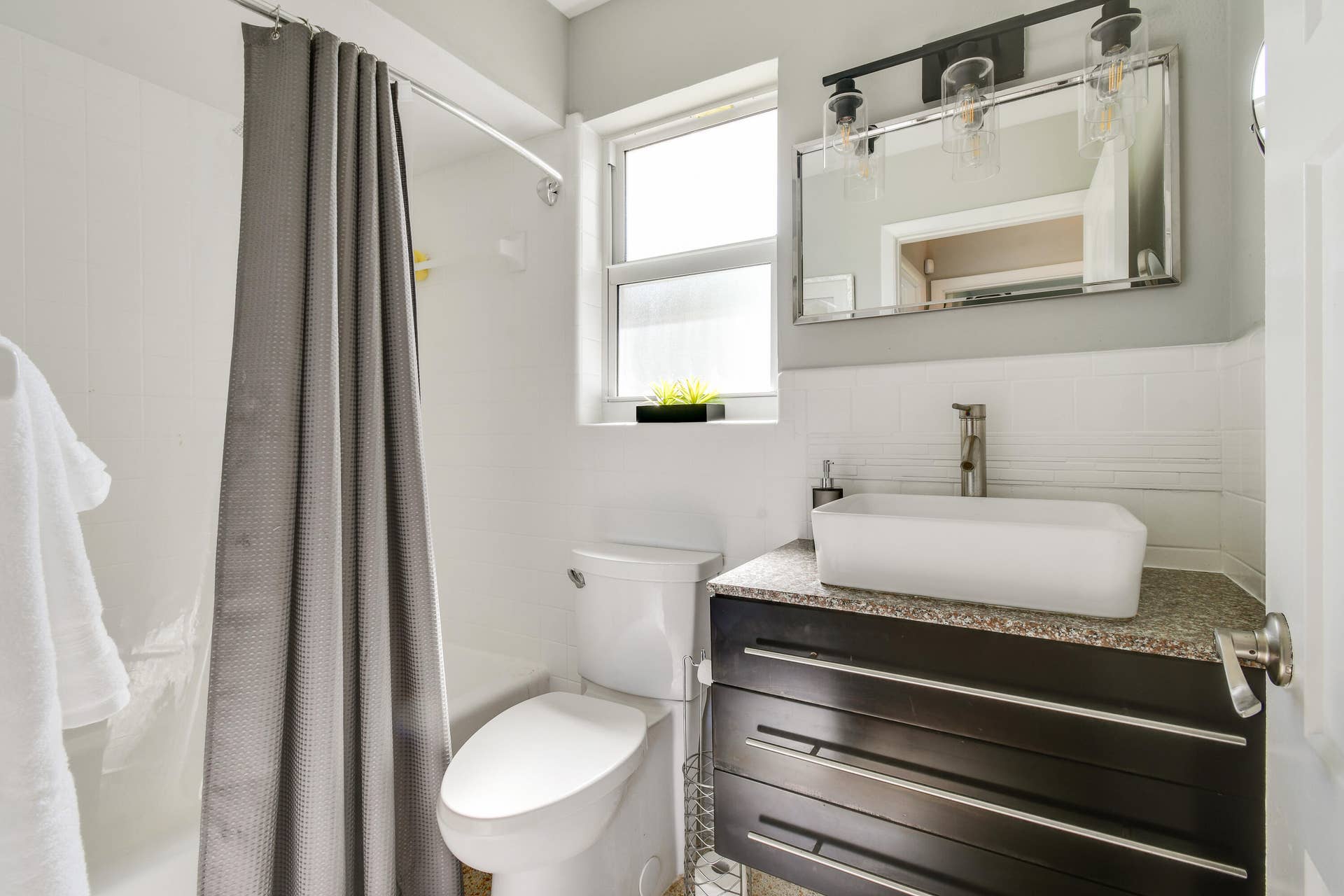 5960 SE NORMANDY Avenue, Stuart, FL 34997 Guest bathroom