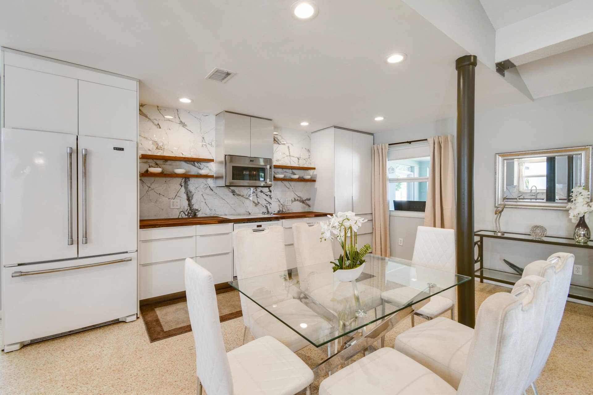 5960 SE NORMANDY Avenue, Stuart, FL 34997 Kitchen & dining area