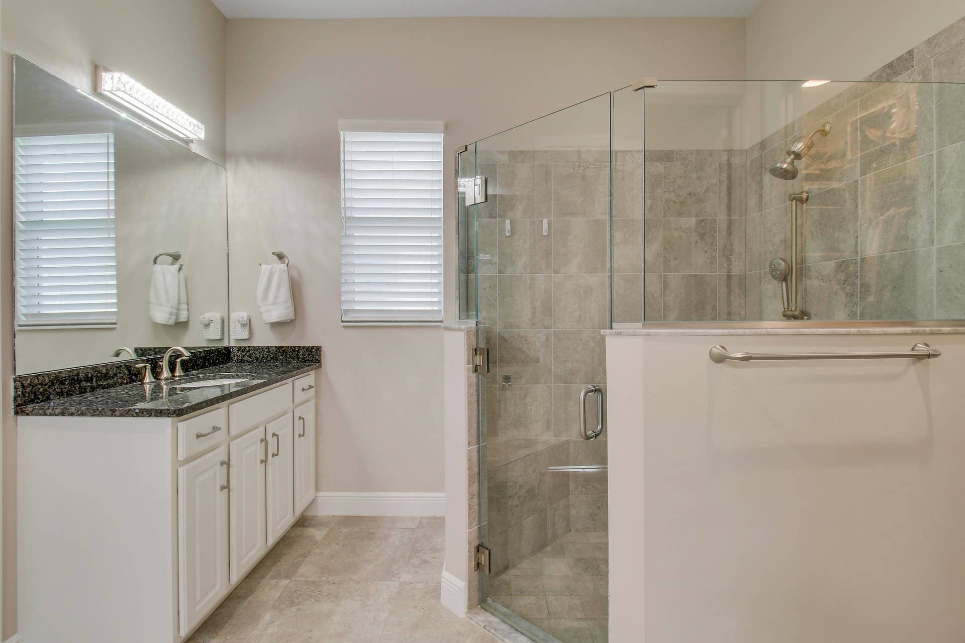 Ensuite w/ Tiled Shower