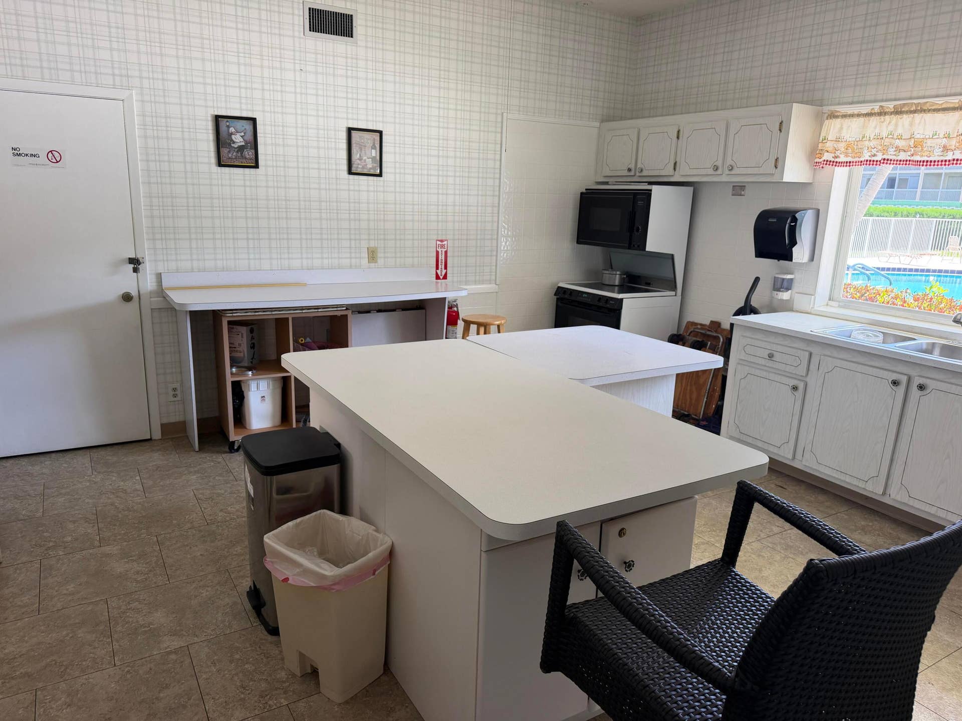 400 VILLAGE GREEN Circle W, #205, Palm Springs, FL 33461 Kitchen facilities
